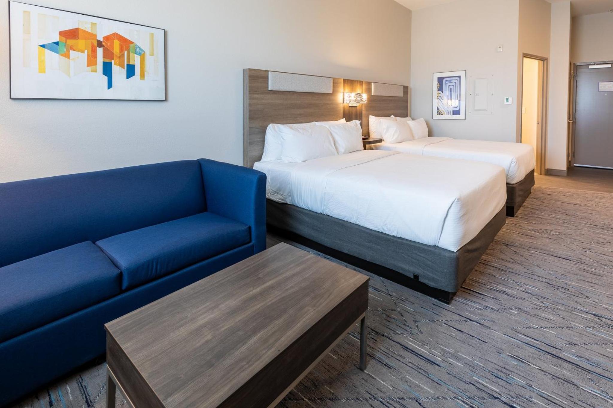 Queen Suite with Two Queen Beds - Photo 2