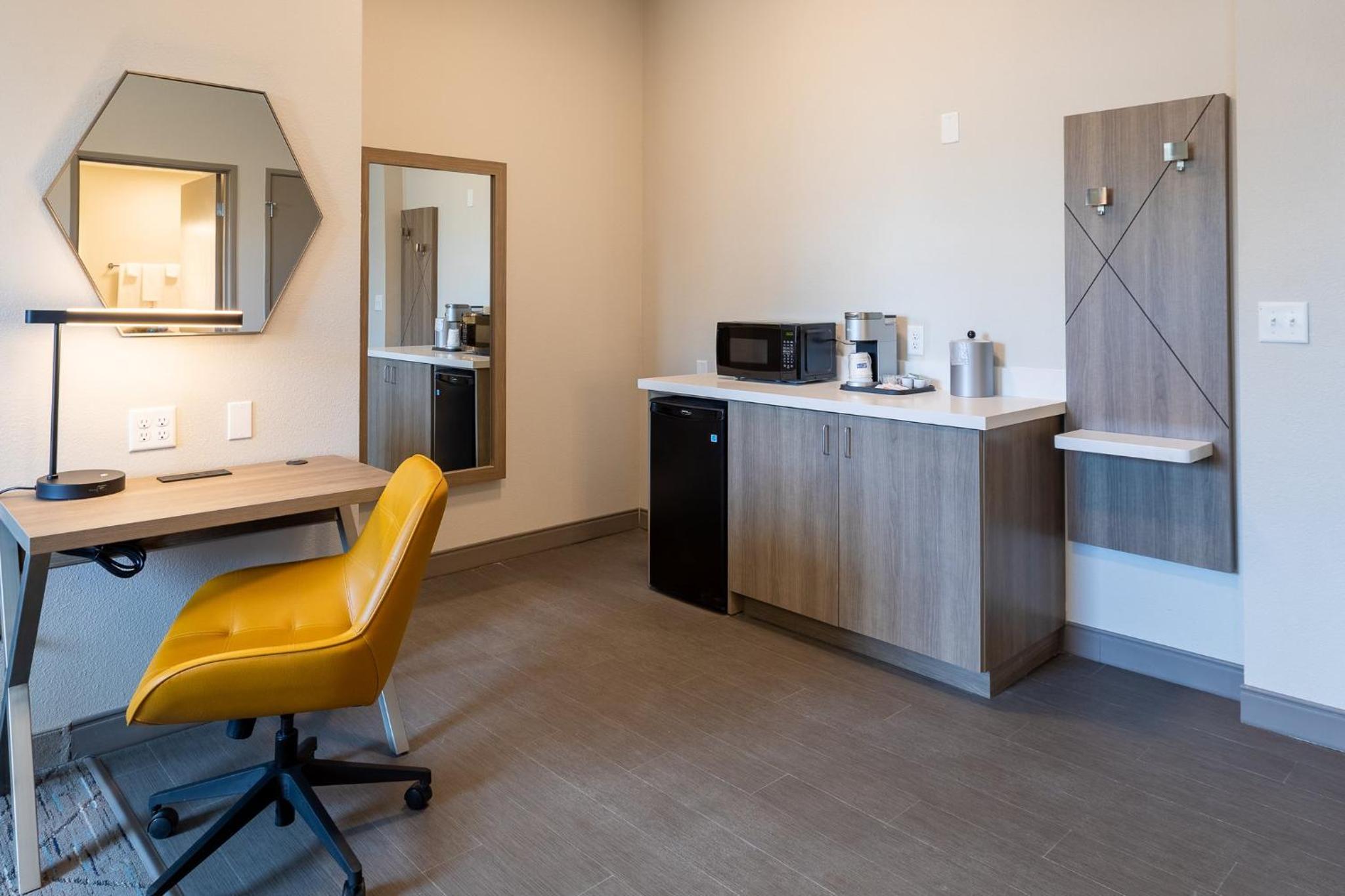 One-Bedroom Queen Suite -Non-Smoking - Photo 2