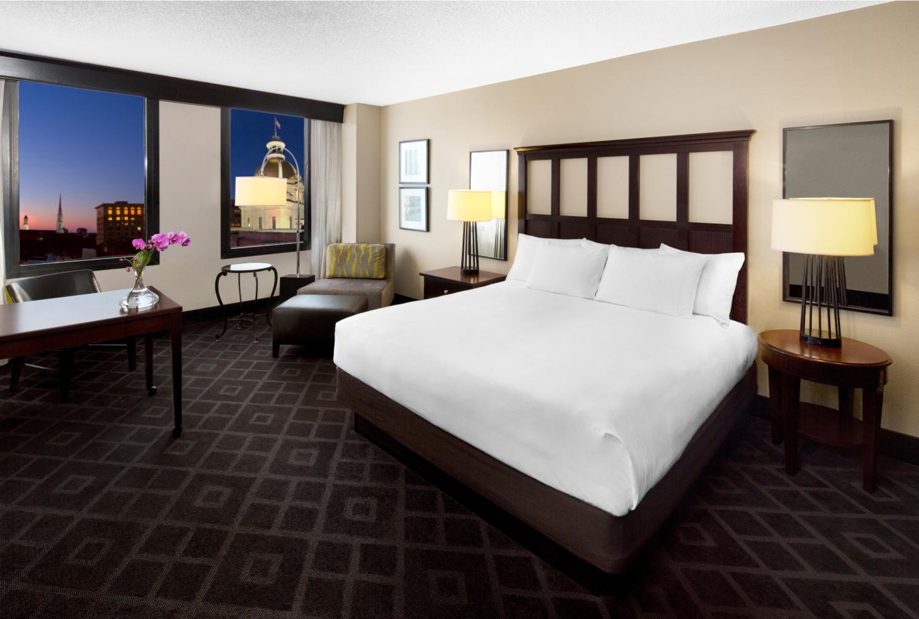 King Room with City View - Photo 3