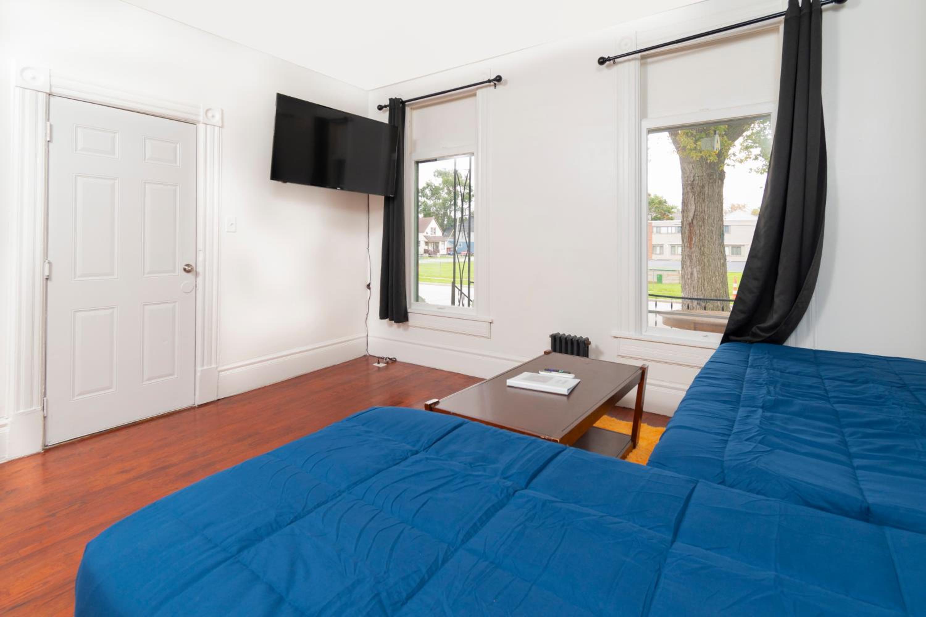 One-Bedroom Apartment photo 1