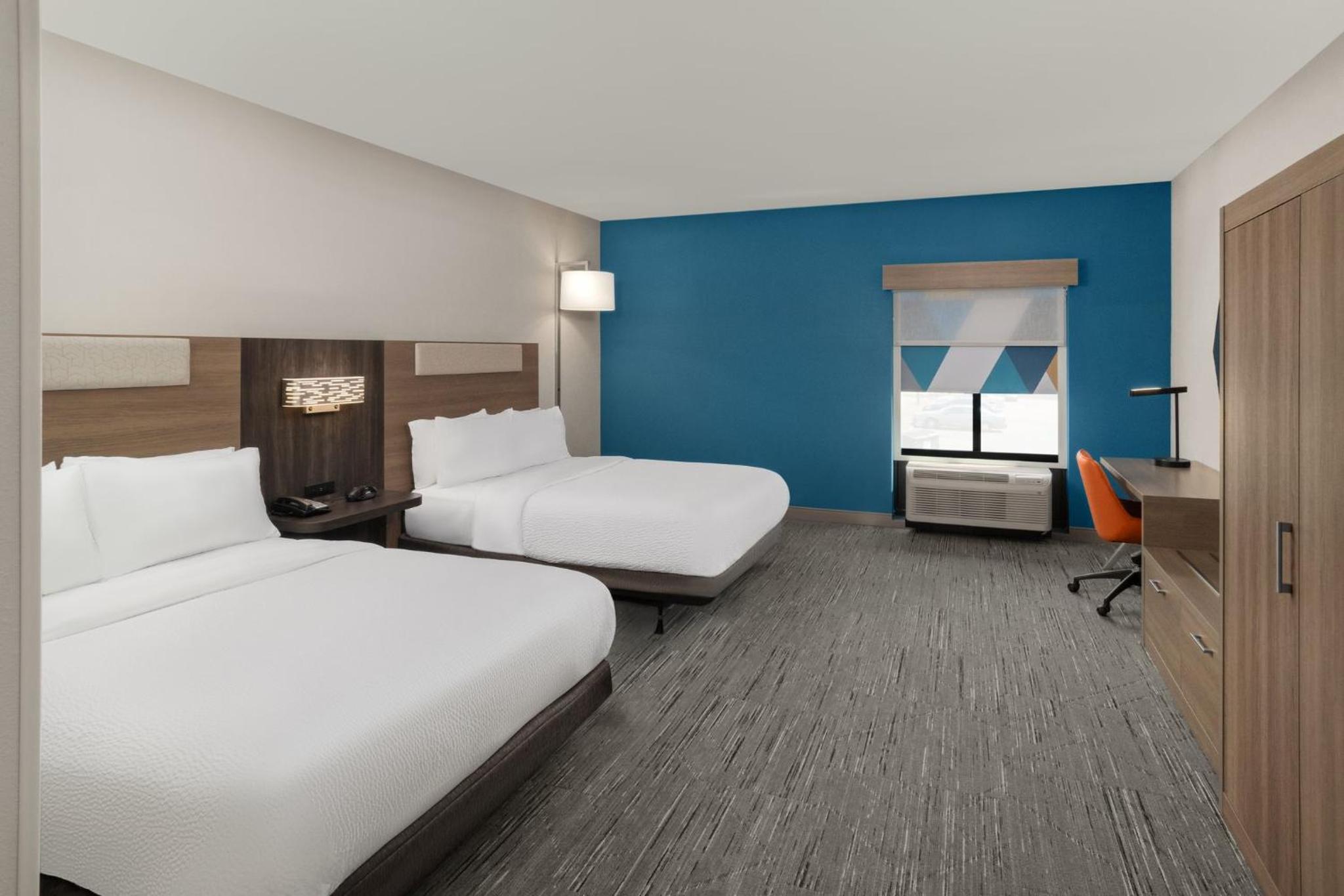 Standard Queen Room with Two Queen Beds and Tub - Mobility/Communications Accessible - Photo 3