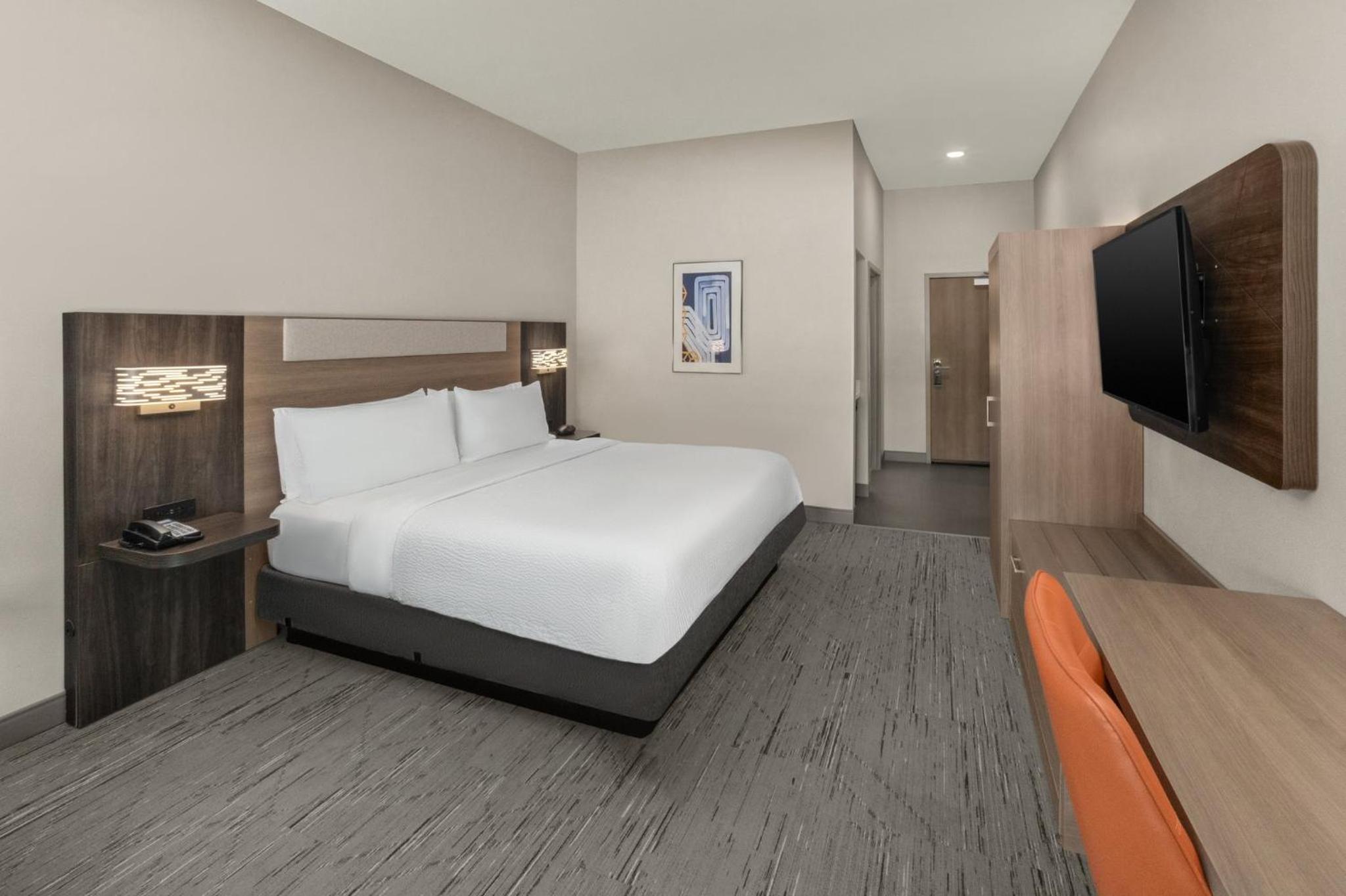 Standard King Room with Walk-In Shower - Photo 4