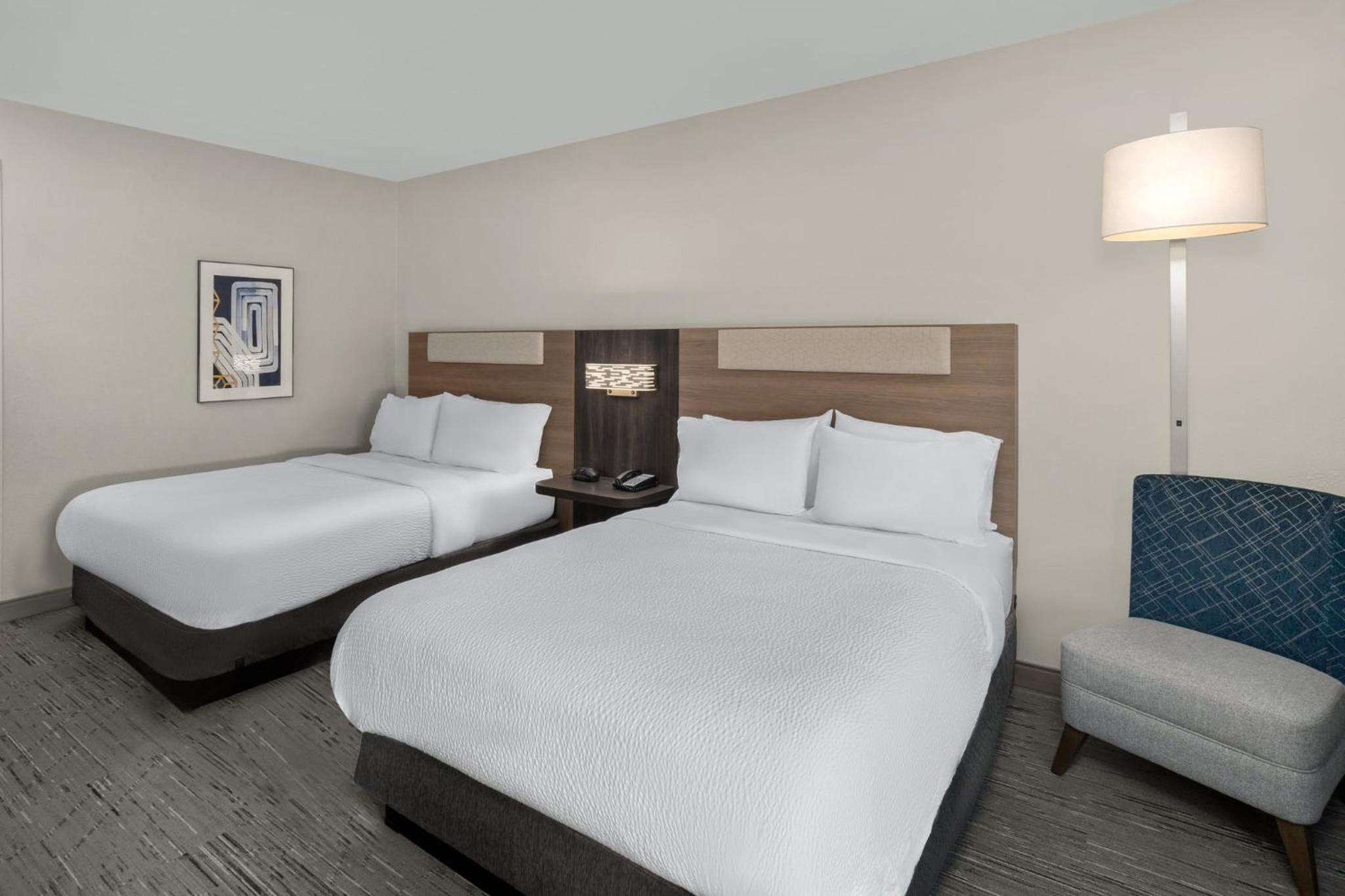 Standard Queen Room with Two Queen Beds - Communications Accessible - Photo 6
