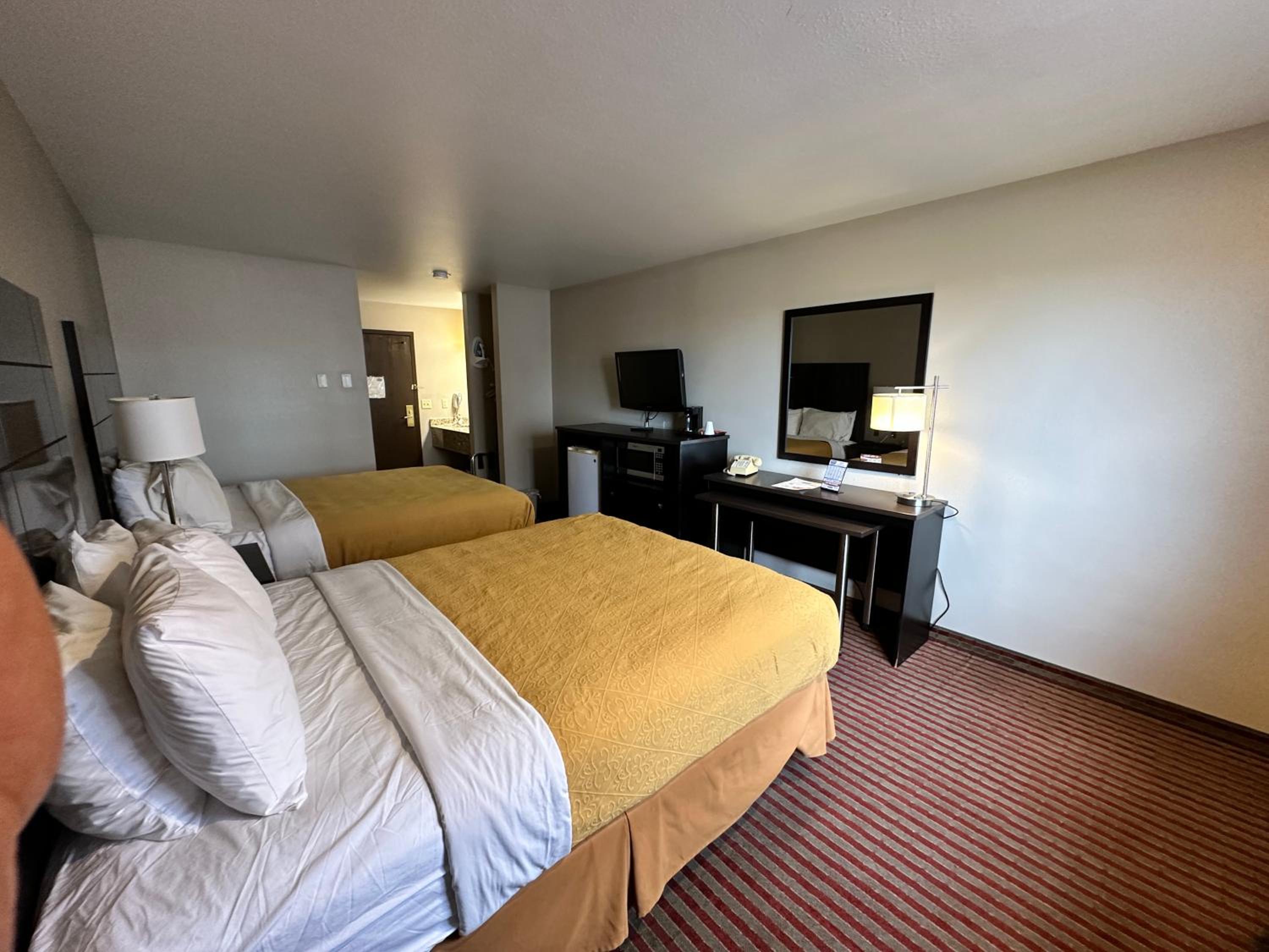 Standard Queen Room with Two Queen Beds photo 1