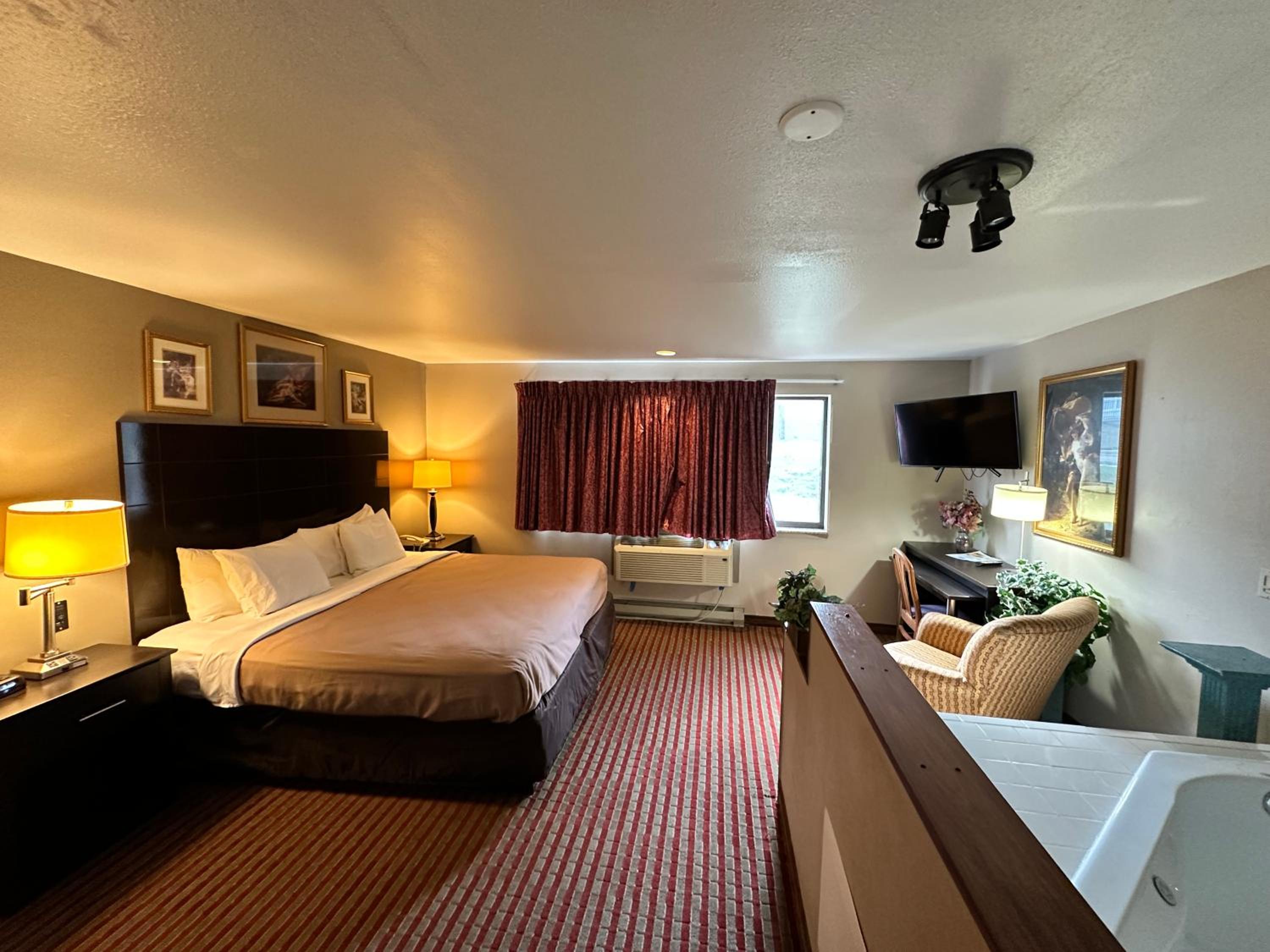 King Room with Whirlpool - Non-Smoking photo 1