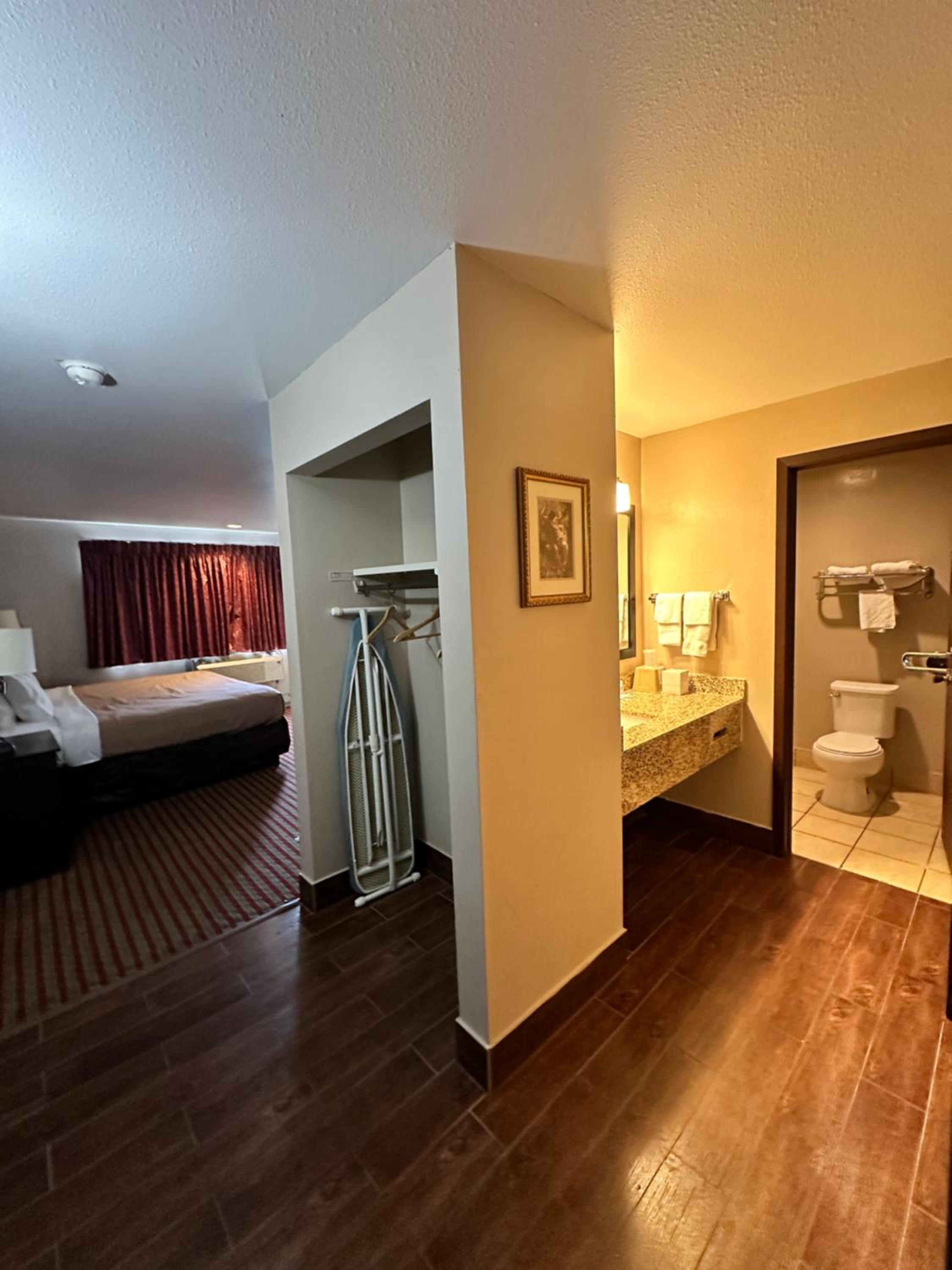 King Room with Whirlpool - Non-Smoking photo 3
