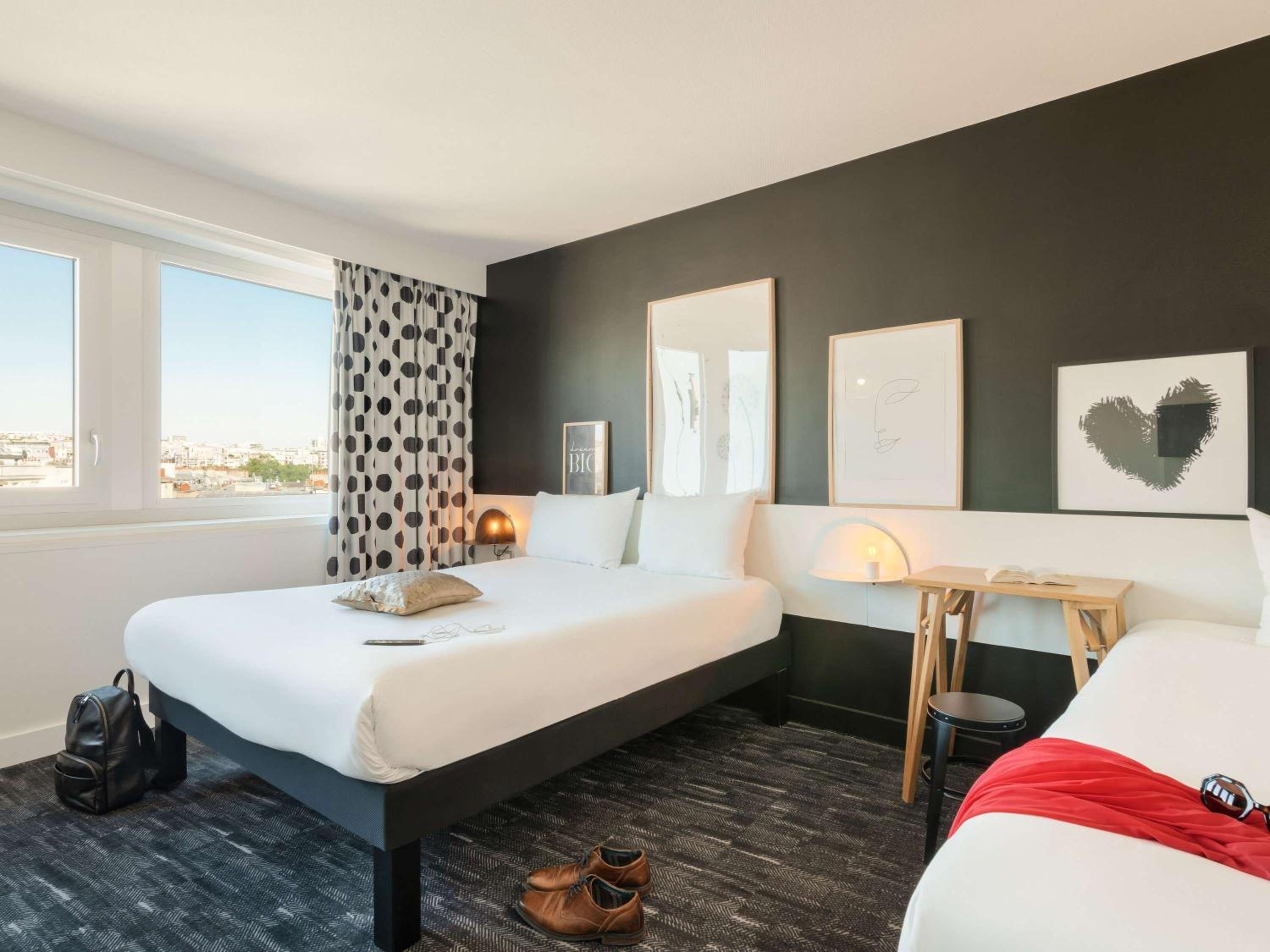 Standard Family Suite with One Double Bed and Twin Beds photo 1