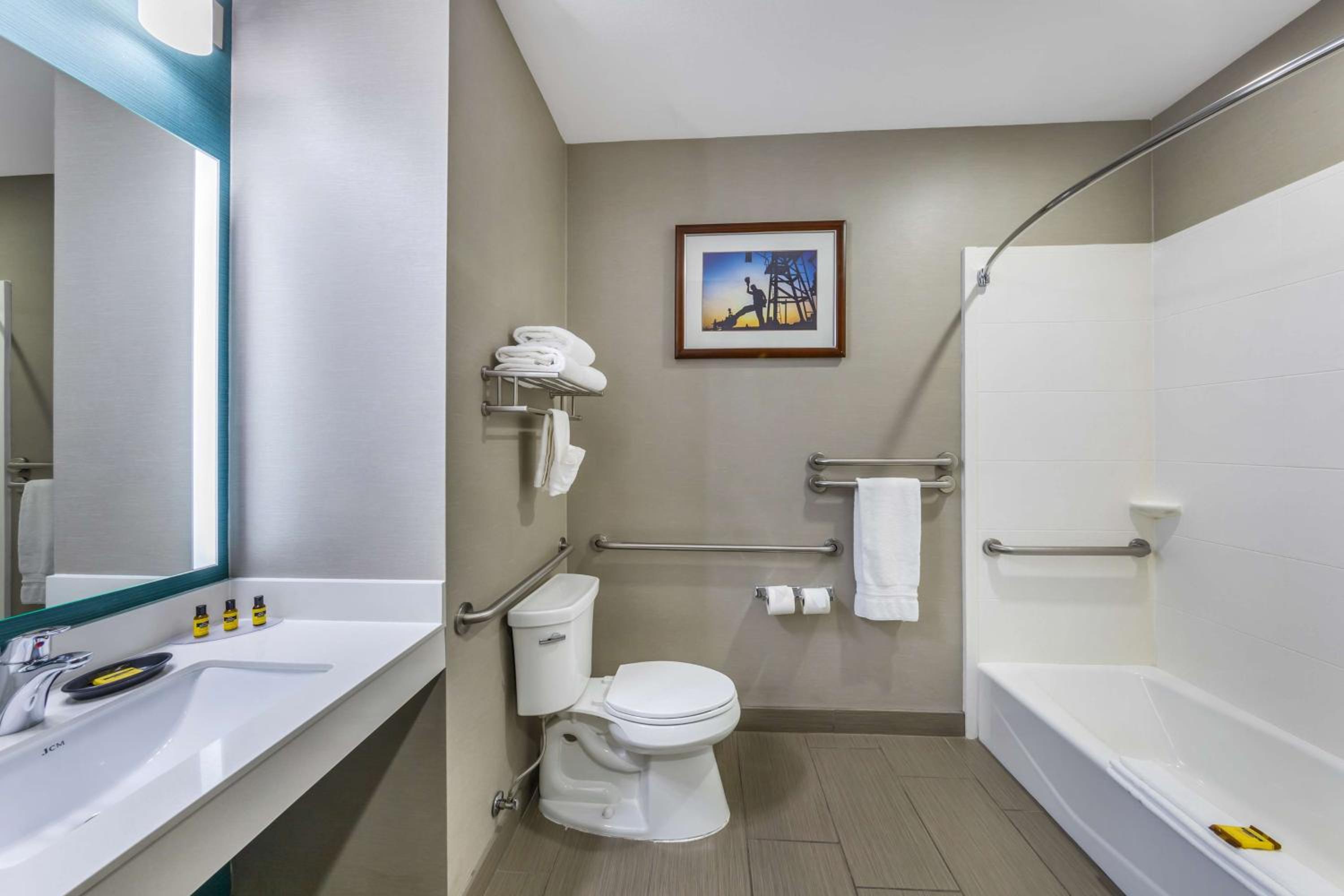King Room with Bath Tub - Mobility Accessible/Non-Smoking photo 3