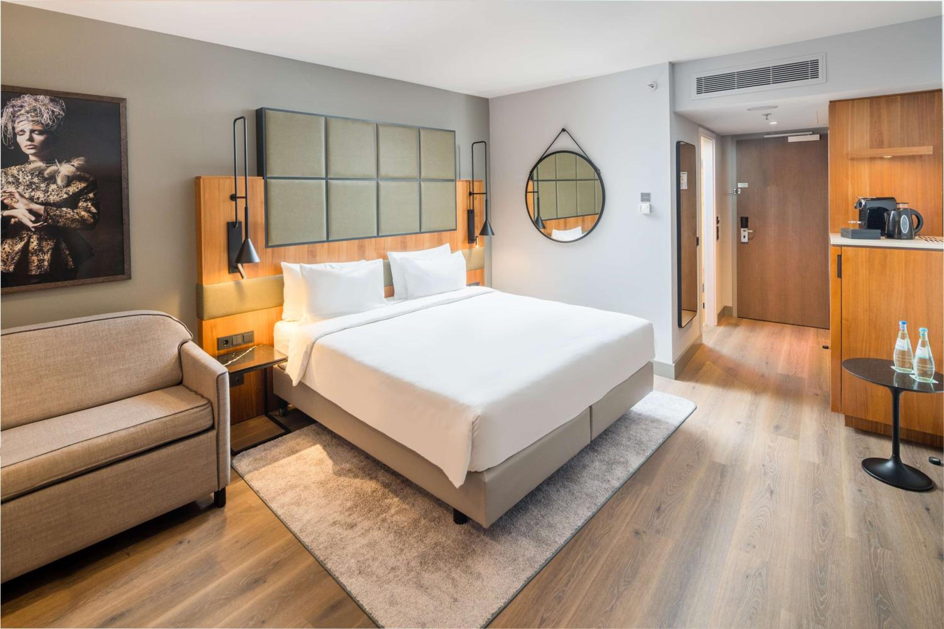 Standard Room thumbnail 6