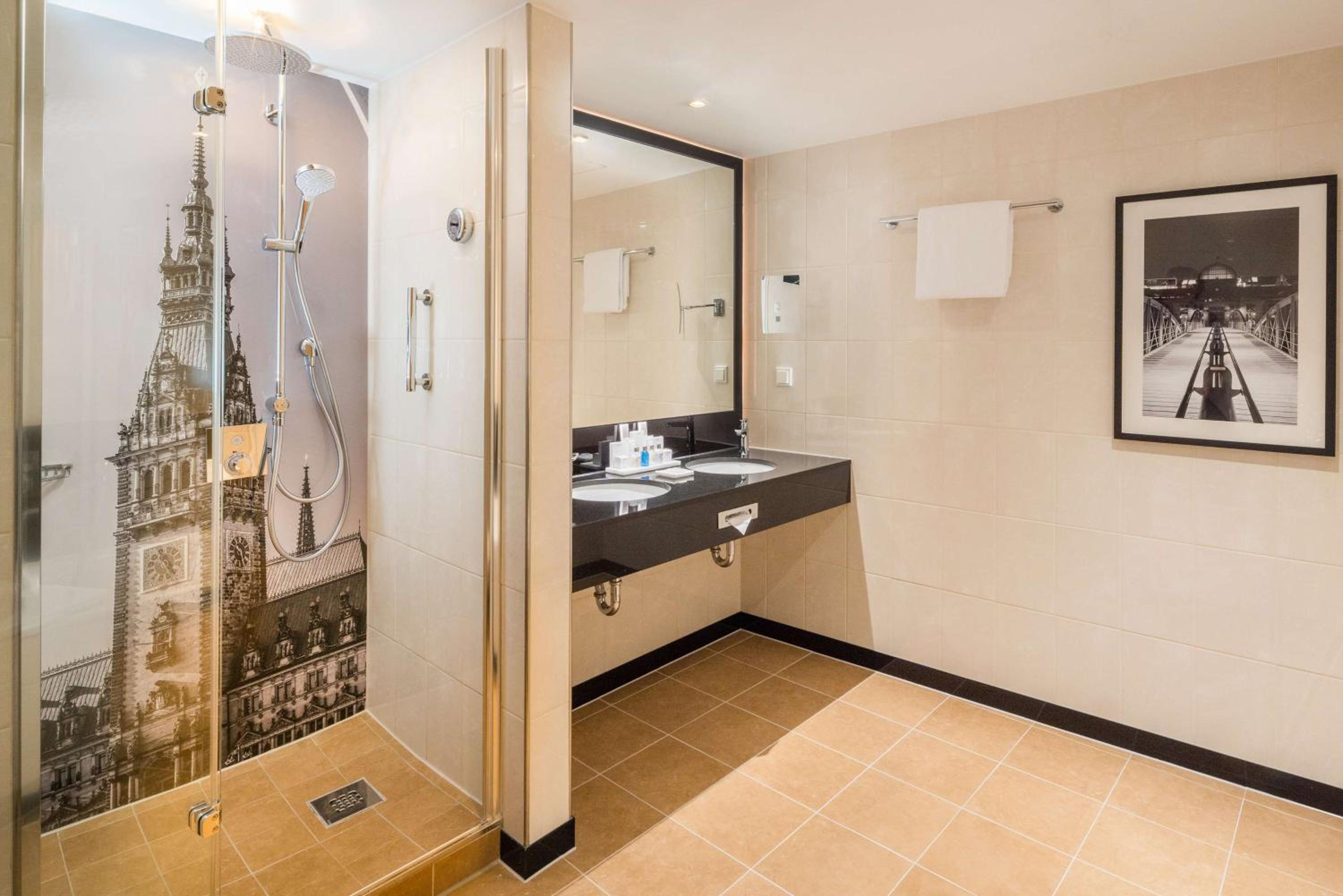 One-Bedroom Suite thumbnail 5