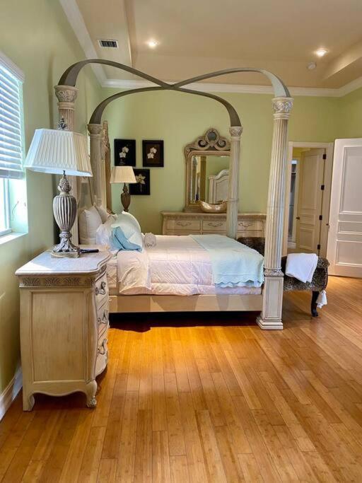 Seven-Bedroom House photo 1