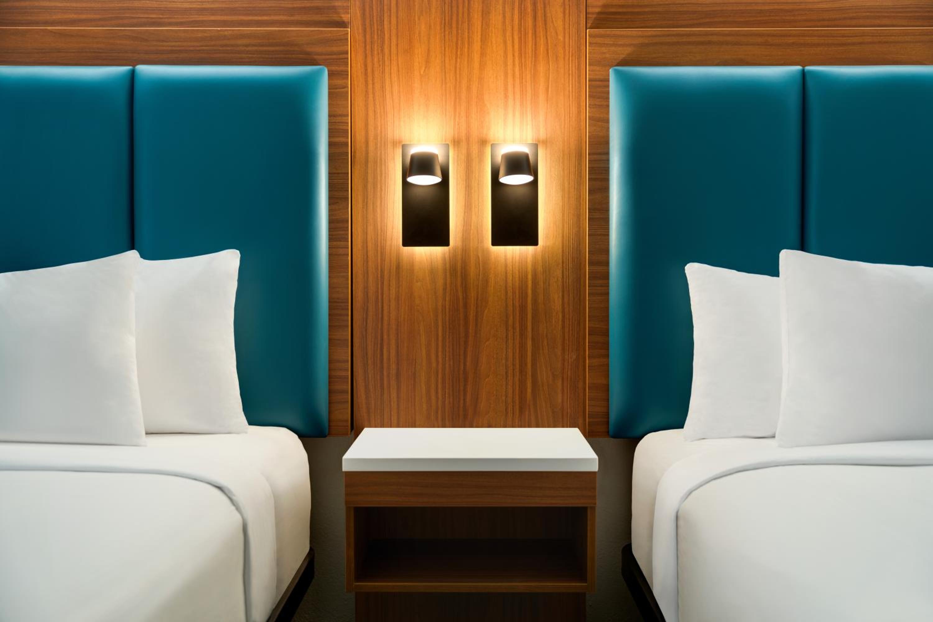 Queen Room with Two Queen Beds - Non-Smoking - Photo 2