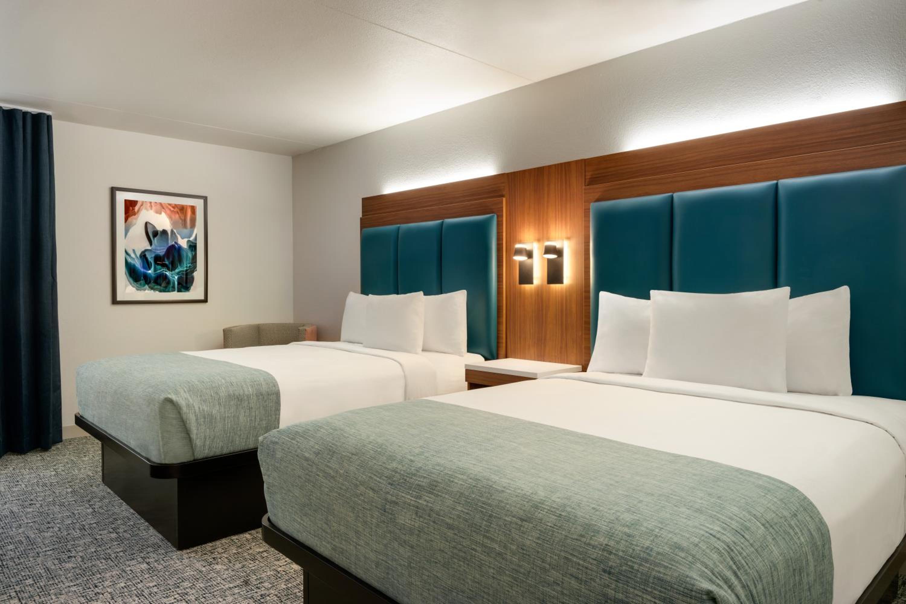 Queen Room with Two Queen Beds - Non-Smoking - Photo 5
