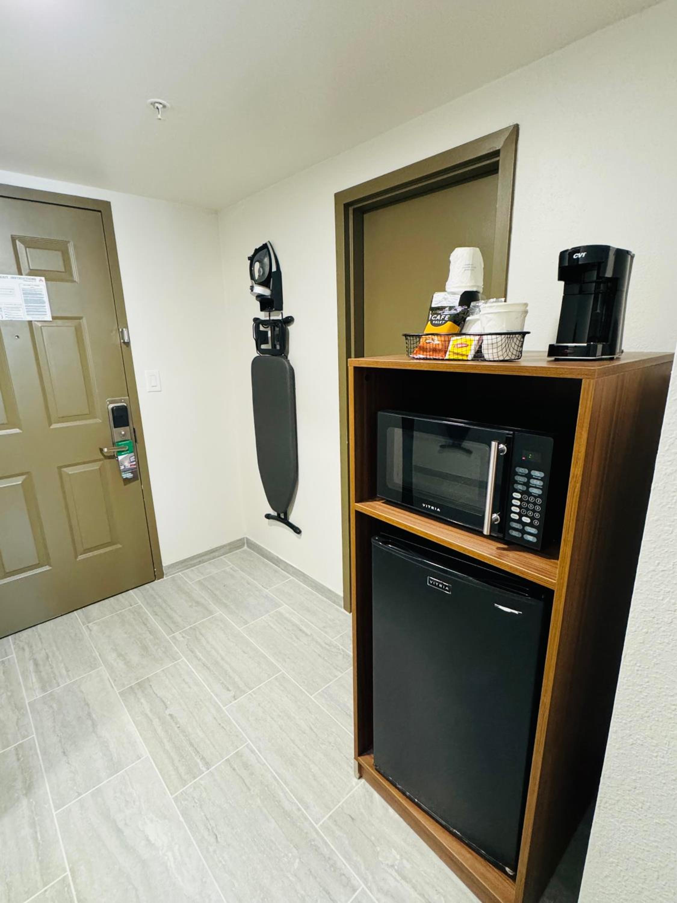 Executive King Room with Sofa Bed - Non-Smoking - Photo 4