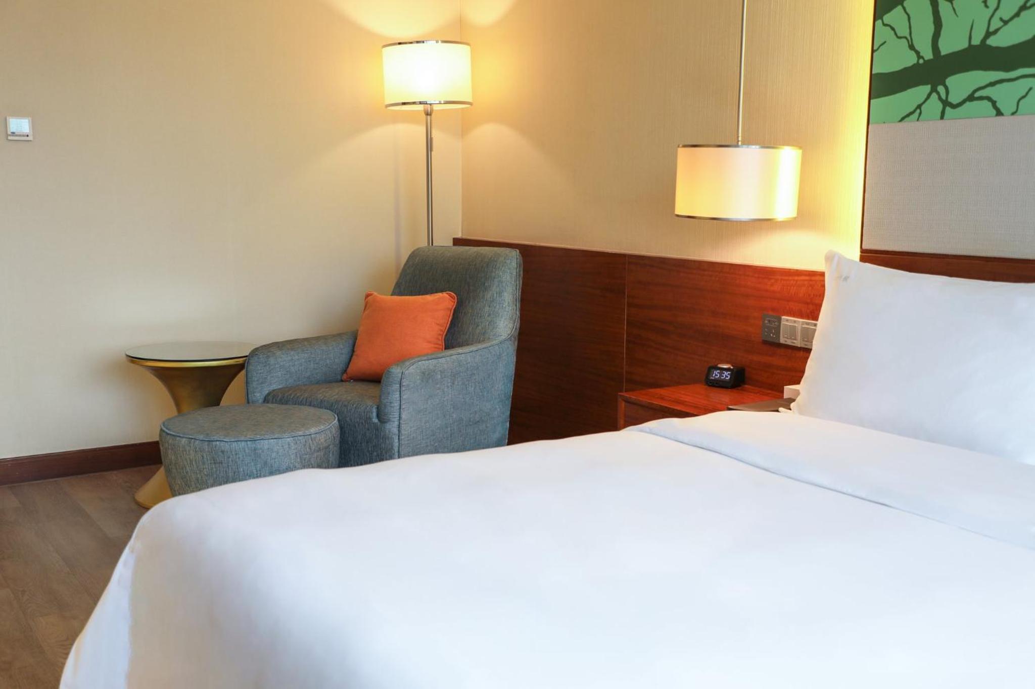 Standard King Room thumbnail 6
