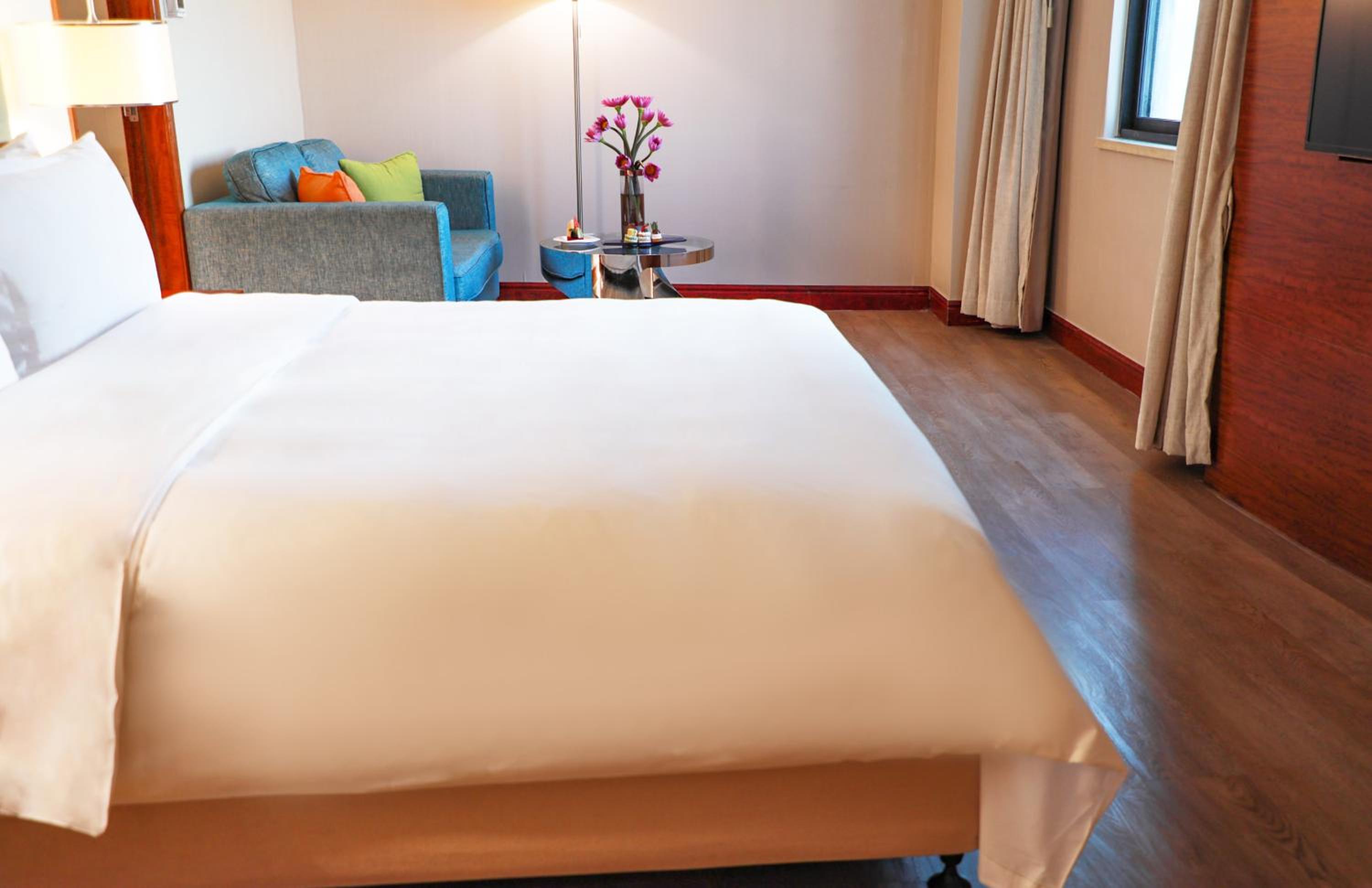 Premium King Room thumbnail 5