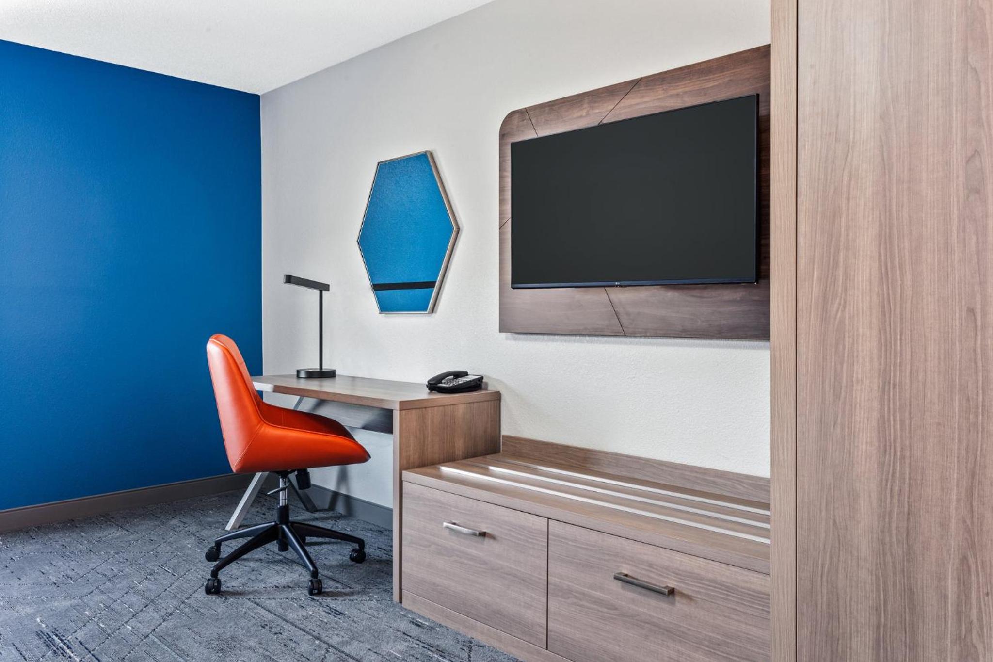 Holiday Inn Express Hotel & Suites Chicago-Algonquin by IHG