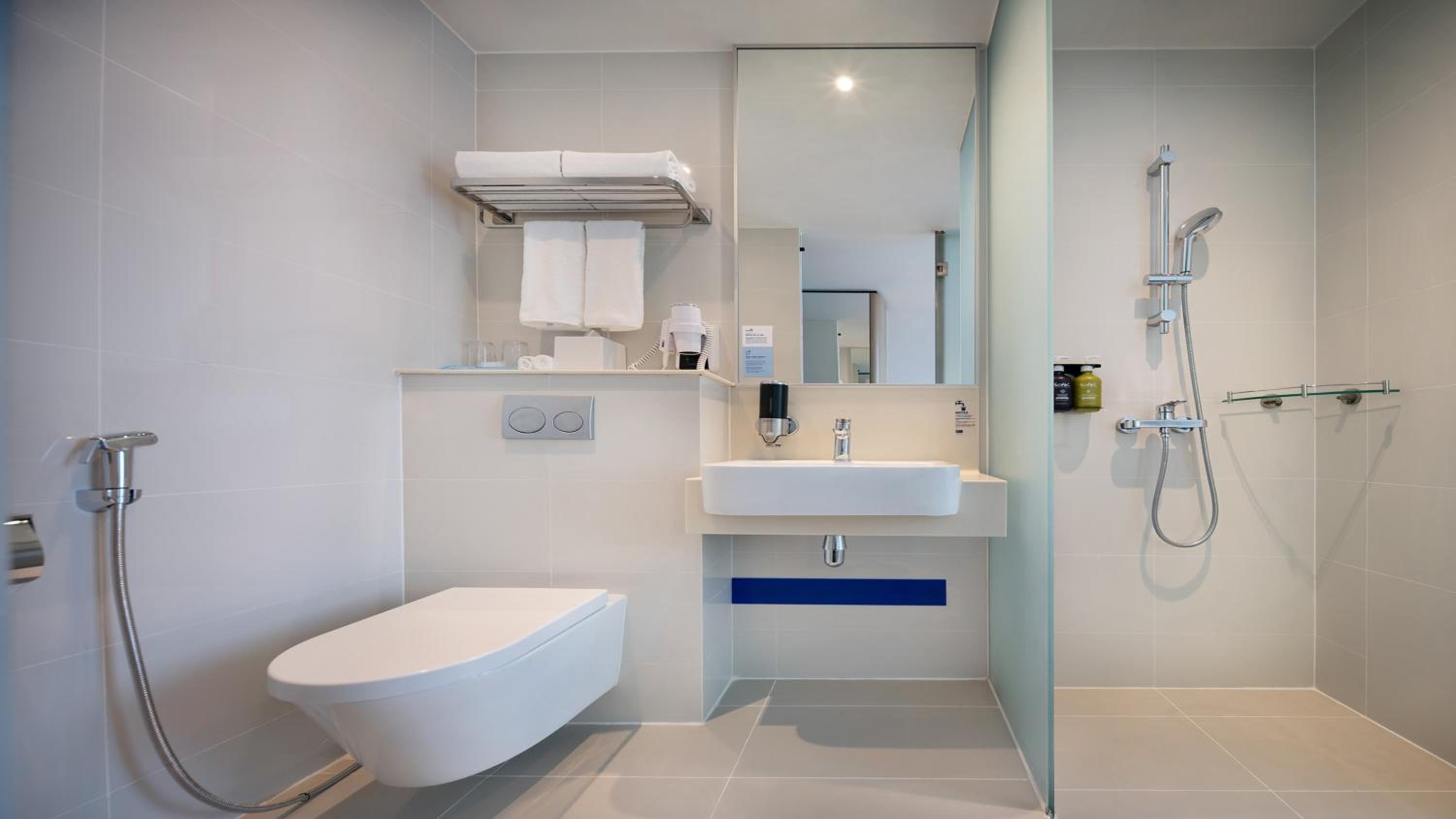 Standard Queen Room - High Floor with City View and Free Breakfast photo 3