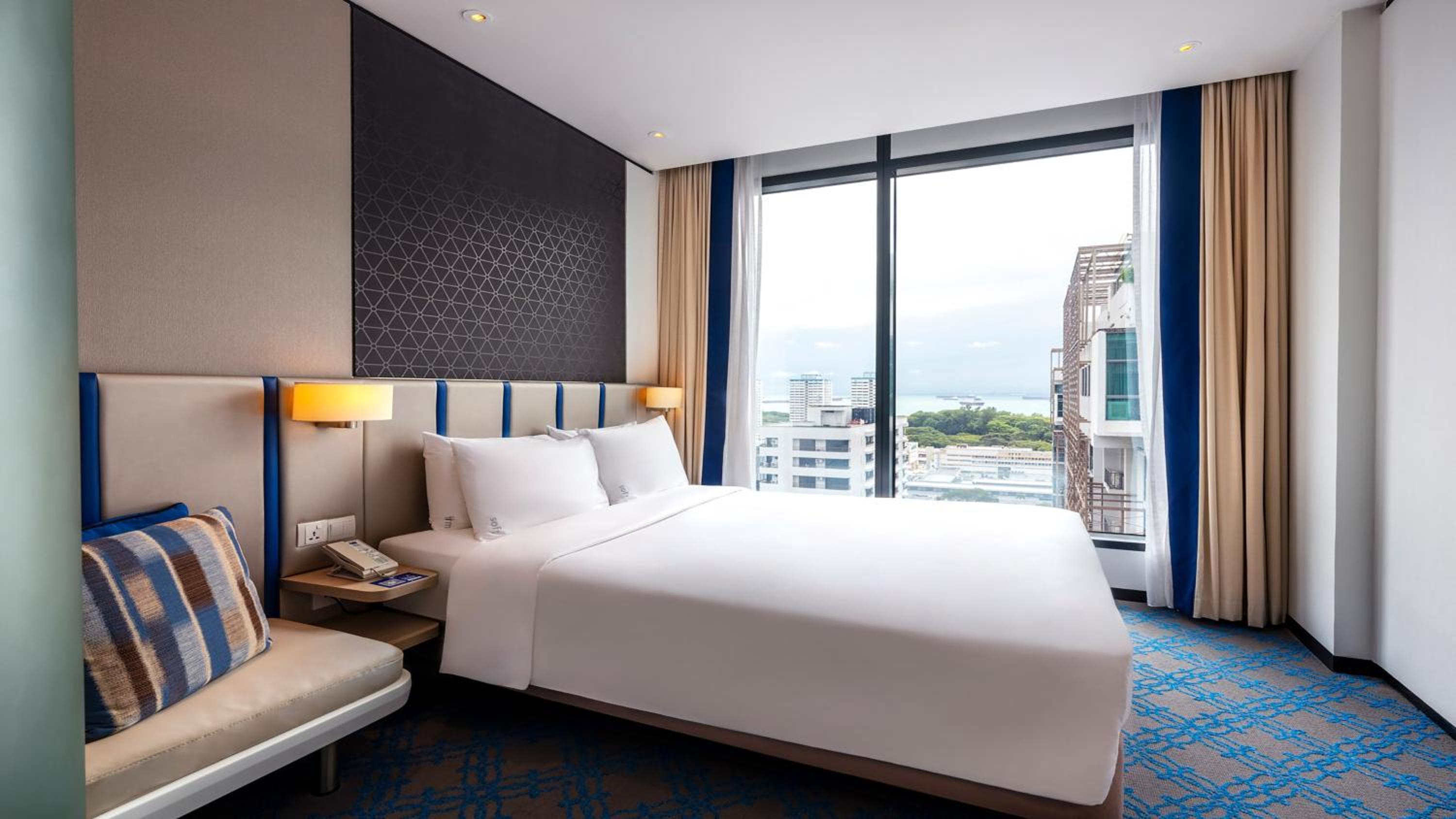 Standard Queen Room with Sea View and High Floor - Free Breakfast photo 2