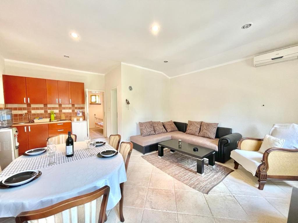 One-Bedroom House photo 2