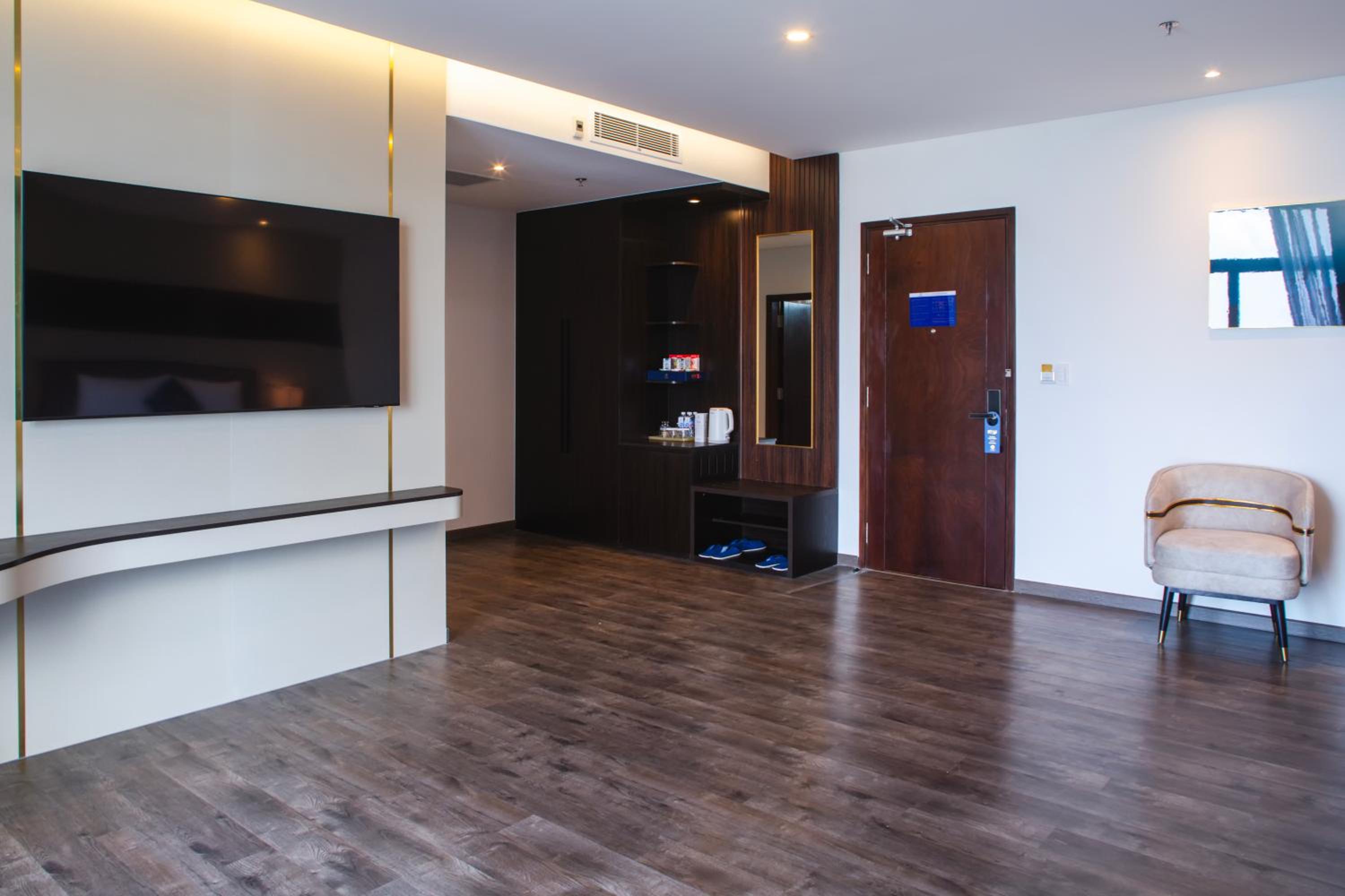 Family Room with Balcony photo 2