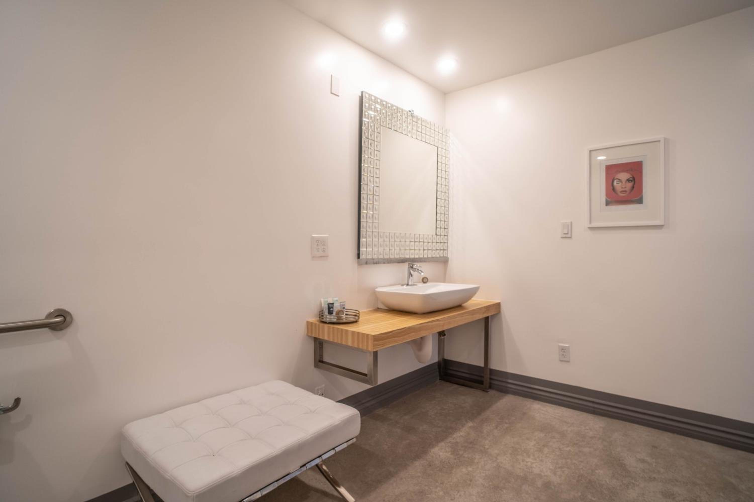 King Room with Roll-In Shower - Disability Access - Photo 2