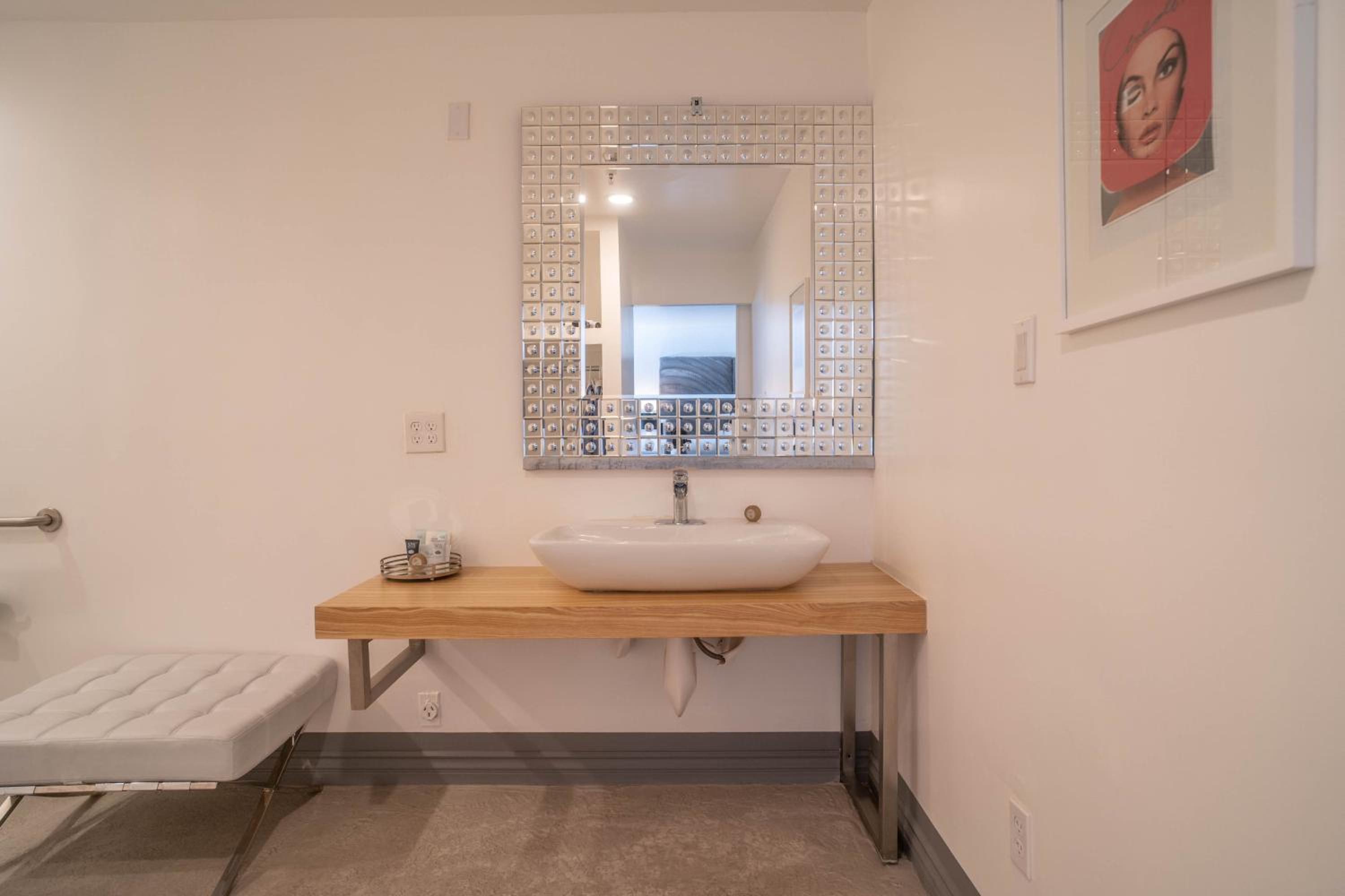 King Room with Roll-In Shower - Disability Access - Photo 3