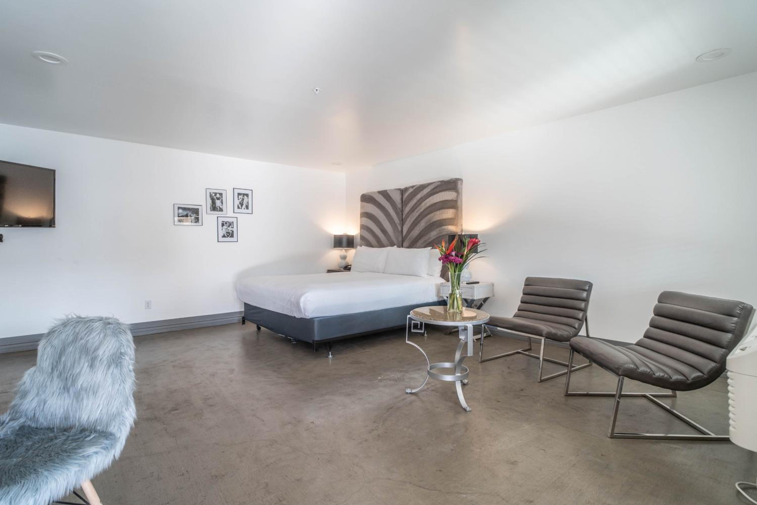 King Room with Roll-In Shower - Disability Access - Photo 1