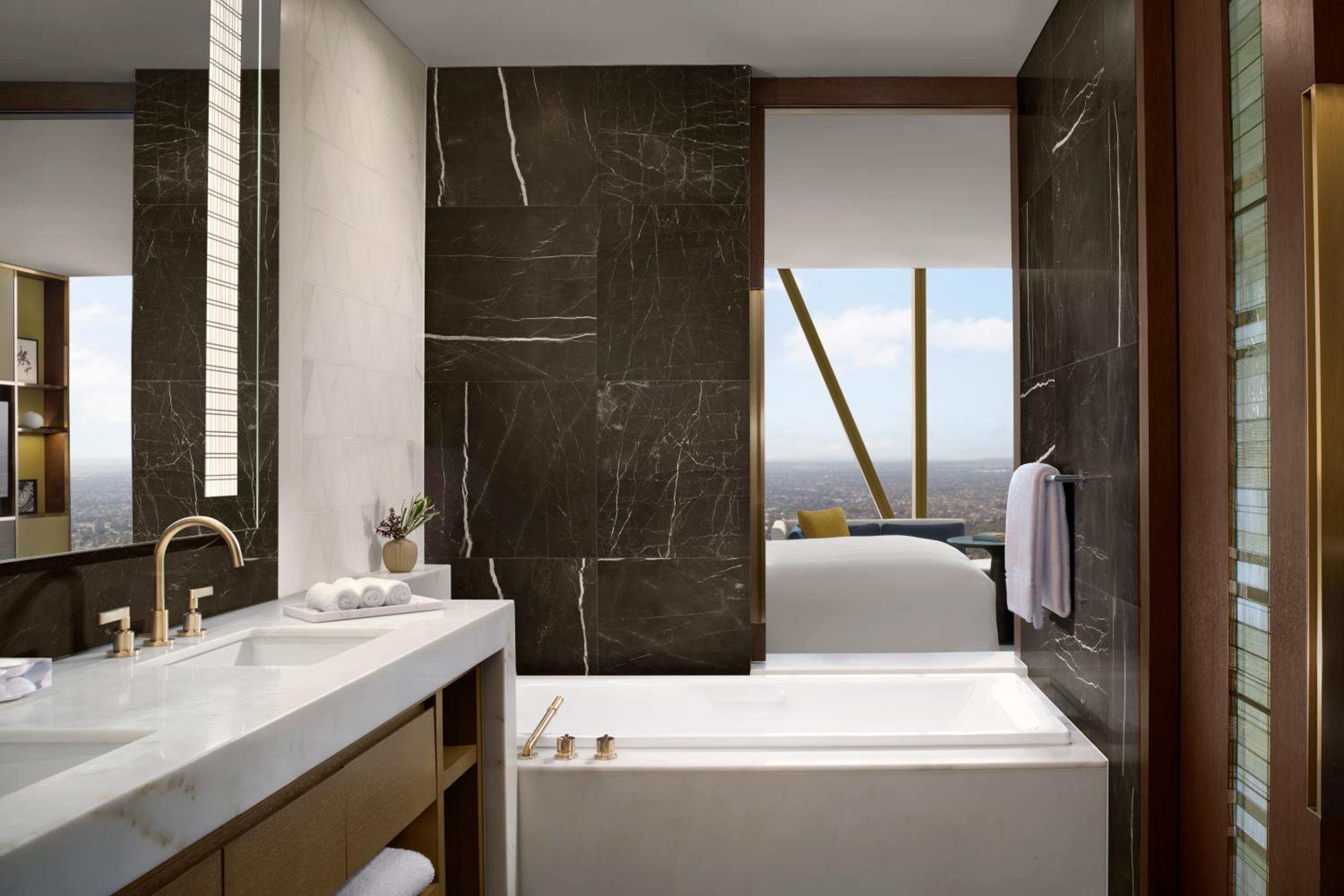 Deluxe, City View, 1 King Bed - Photo 6
