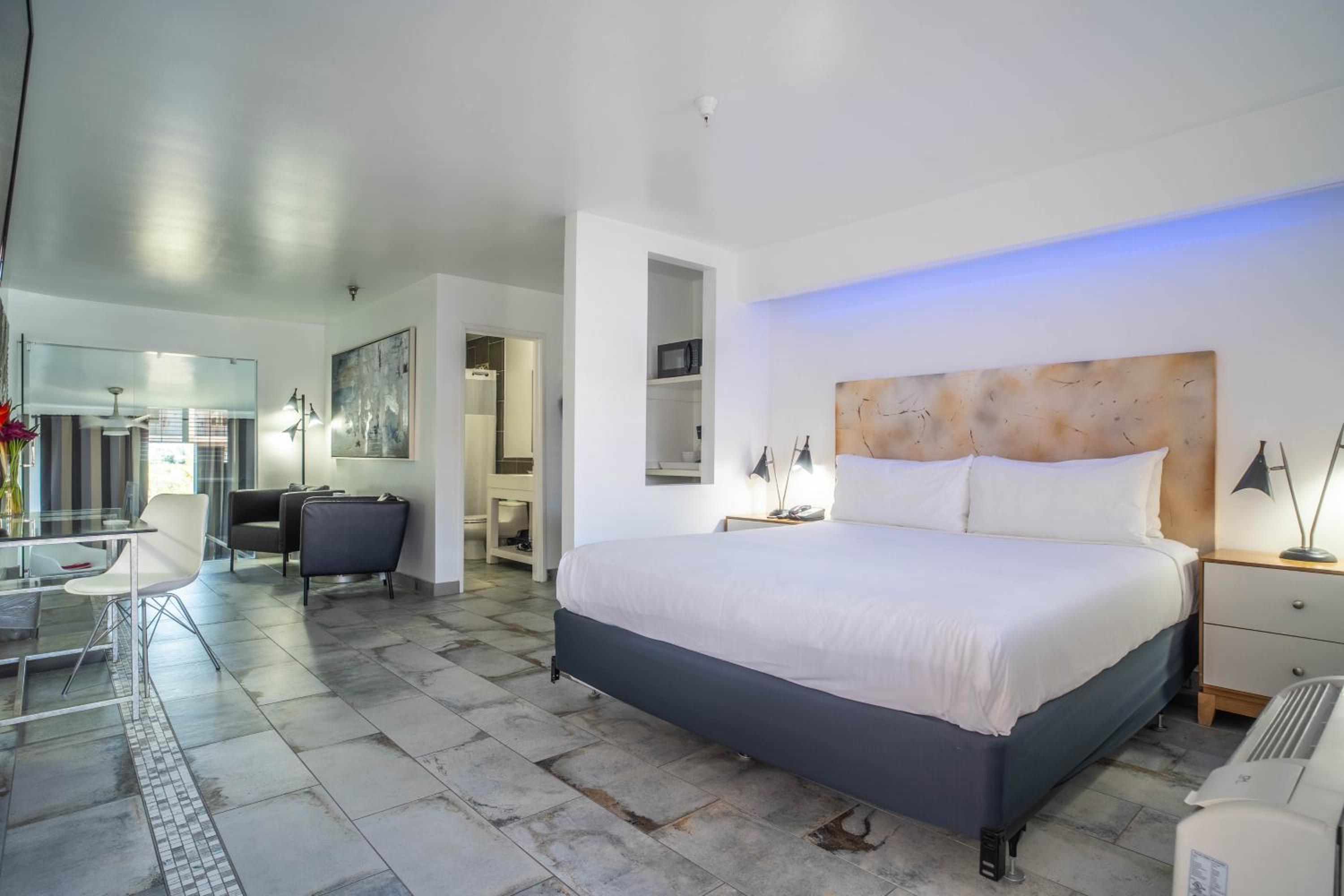 Premium Suite with Private Pool - Photo 14