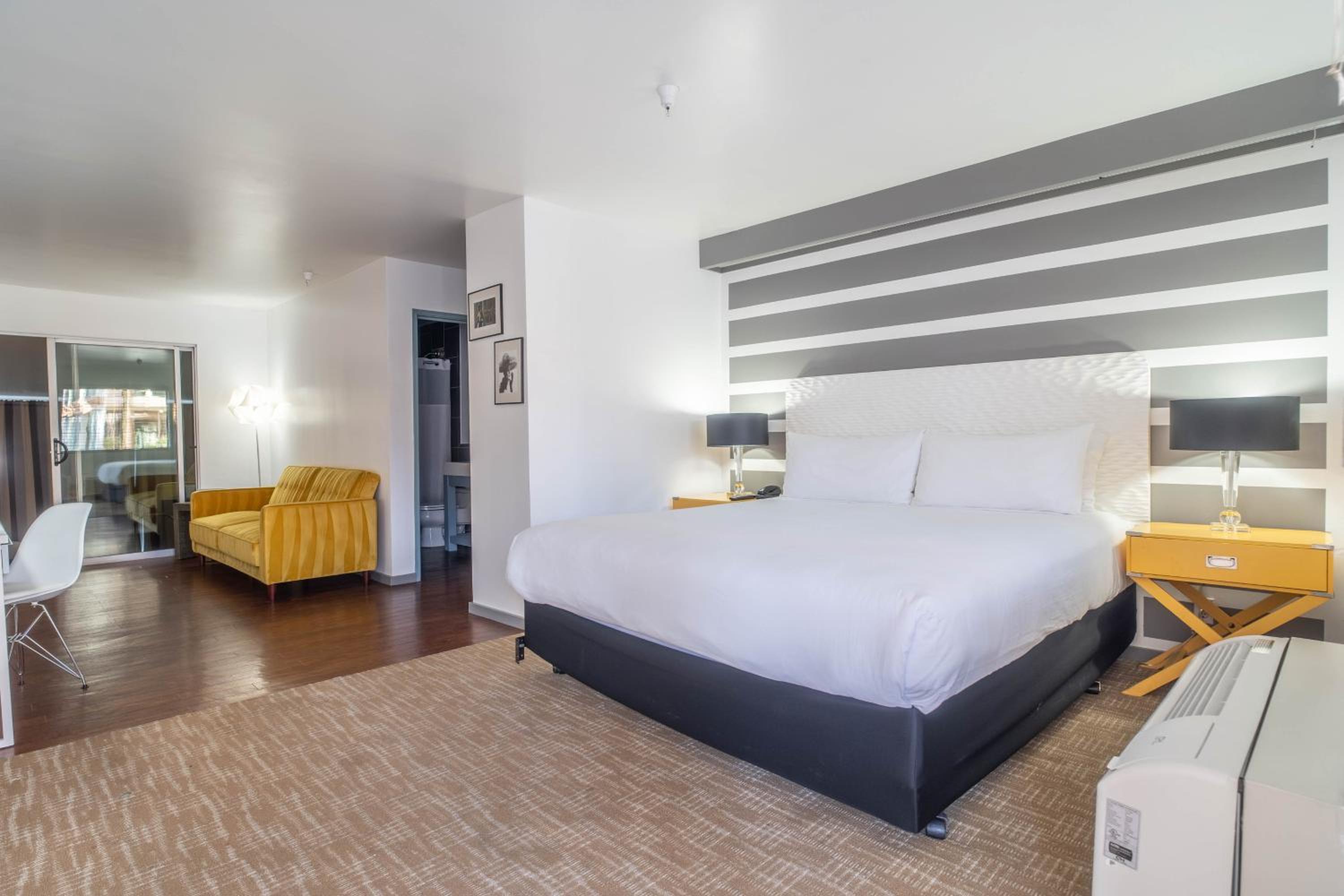 Premium Suite with Private Pool - Photo 9
