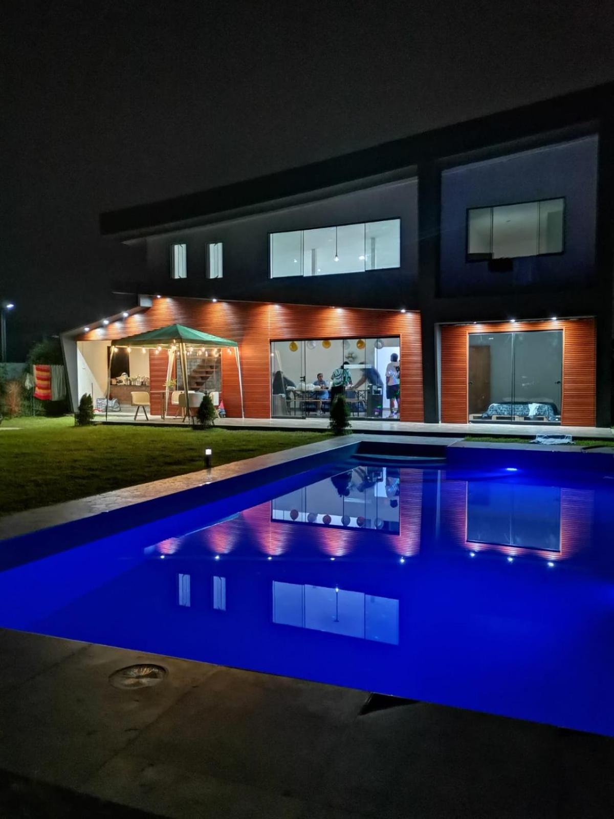 Five-Bedroom House photo 3