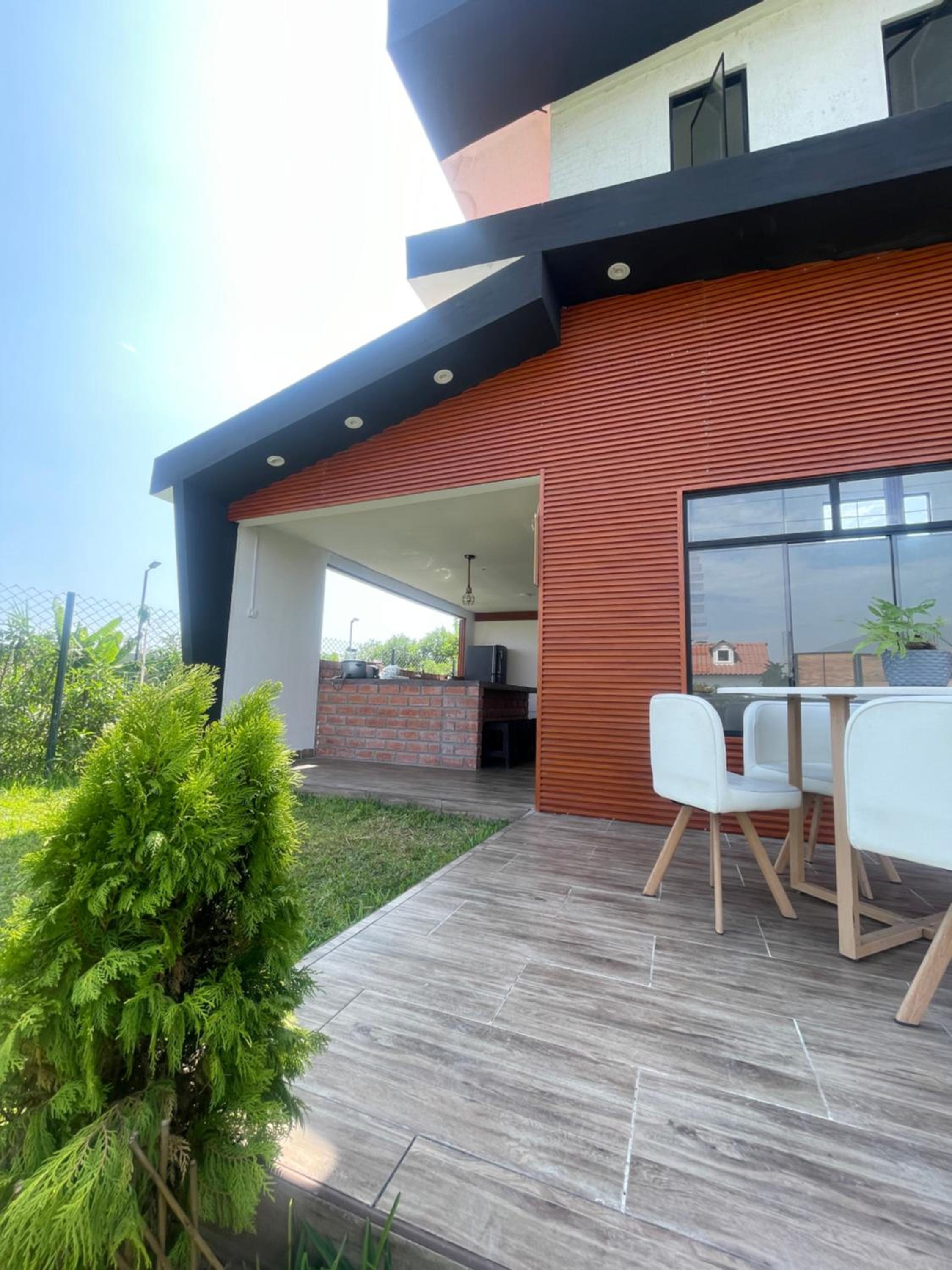 Five-Bedroom House photo 1