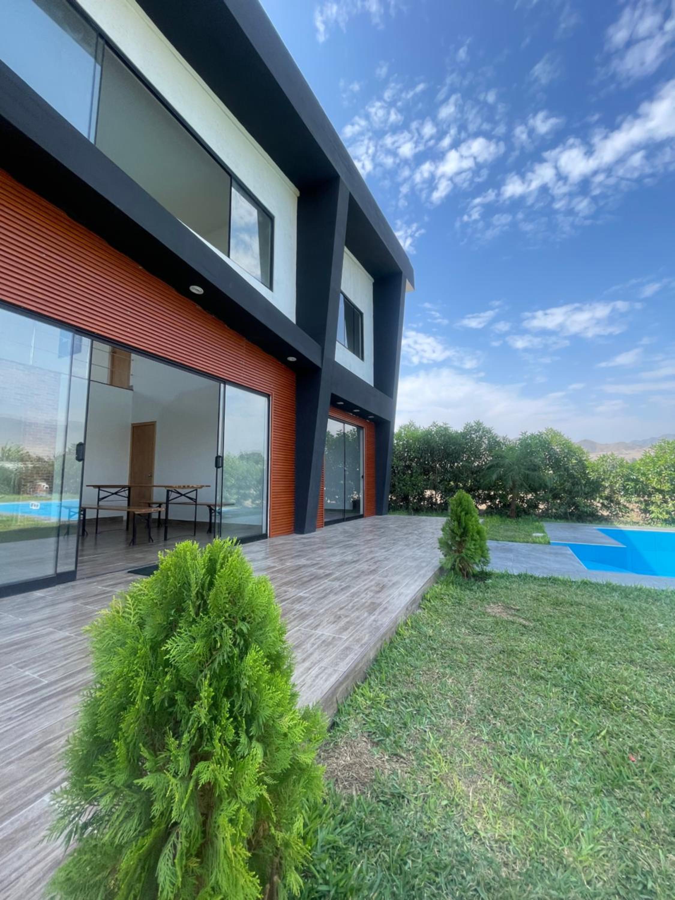 Five-Bedroom House photo 2