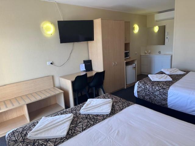 Economy Twin Room photo 2