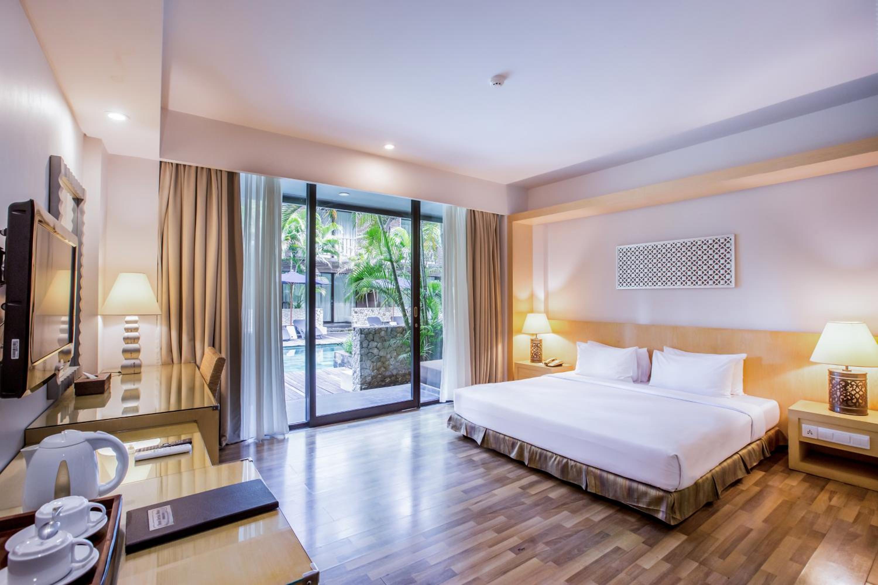 Deluxe Room With Pool Access - Photo 1