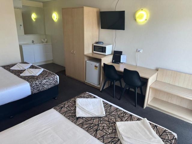 Economy Twin Room photo 3