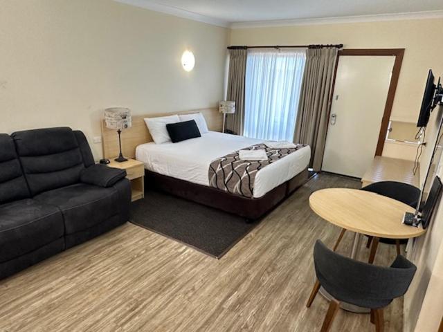 Executive King Suite with Spa Bath photo 2