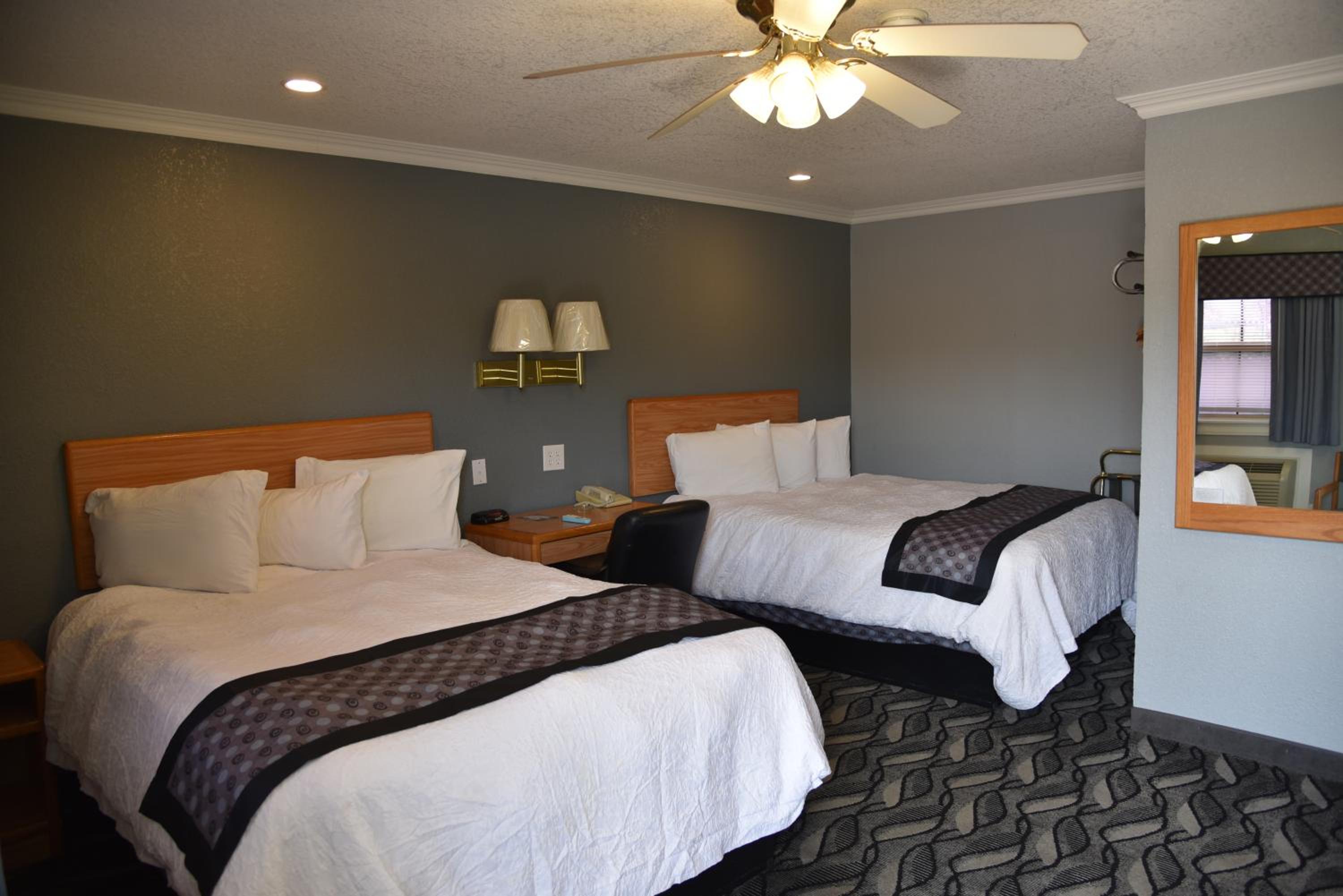 2 Queen Beds Non-Smoking photo 1