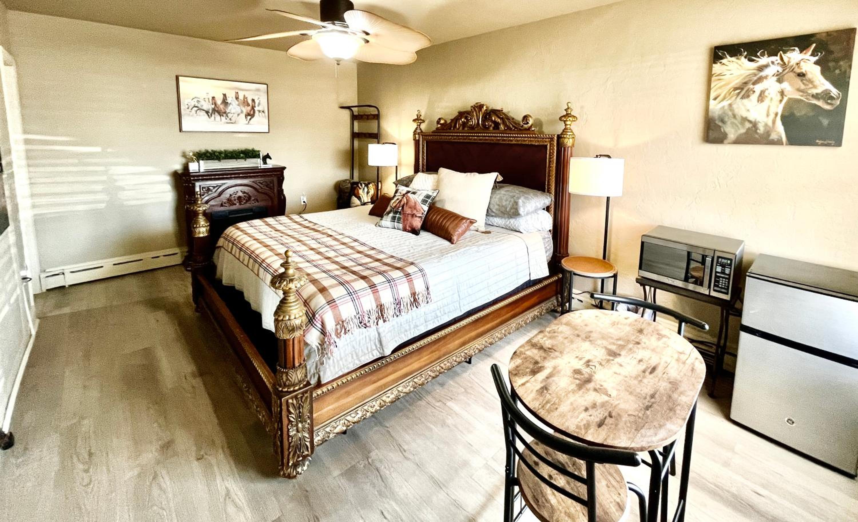Deluxe King Room with Daybed photo 3