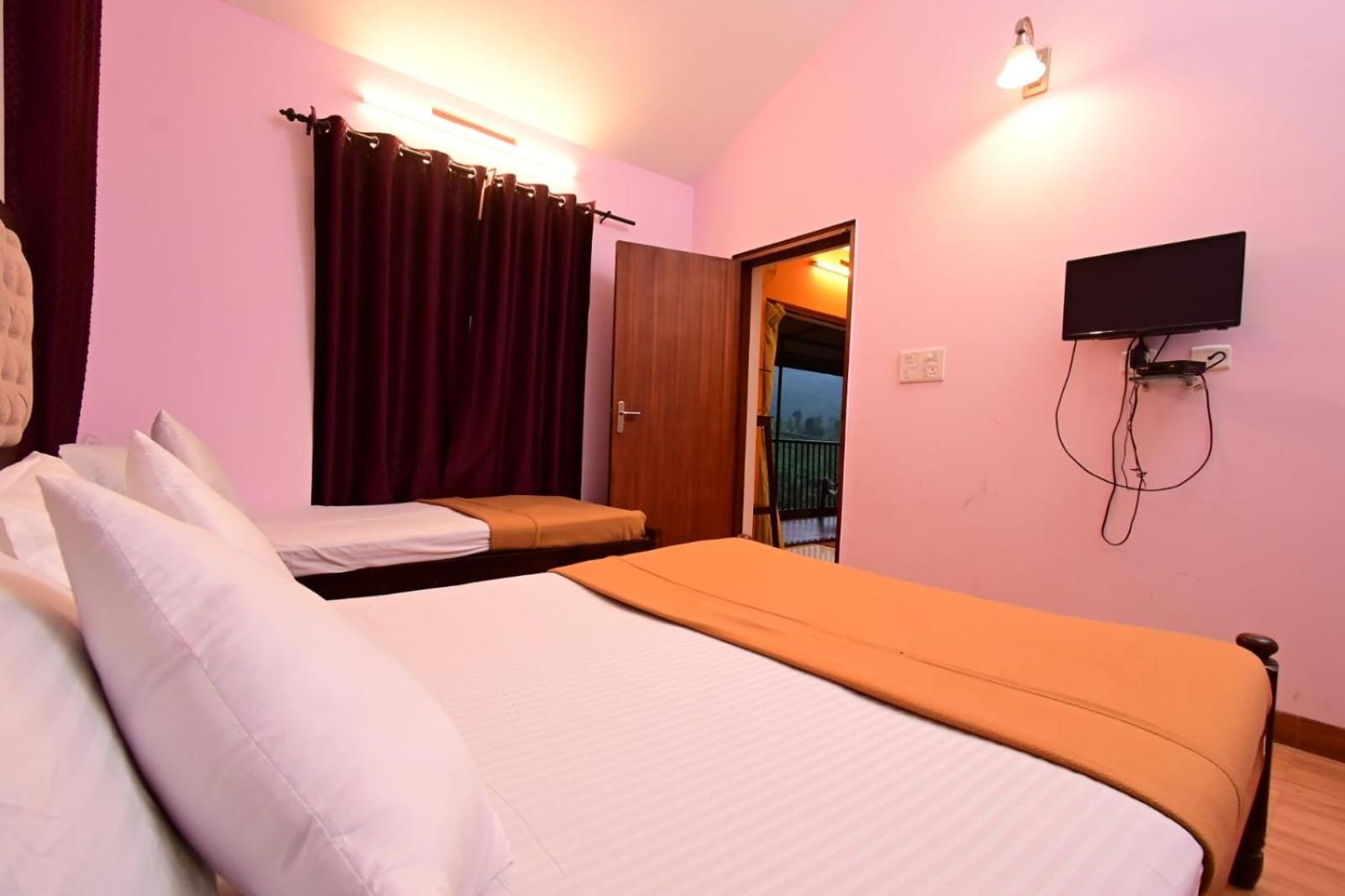 Deluxe Double Room (2 Adults + 1 Child) photo 2