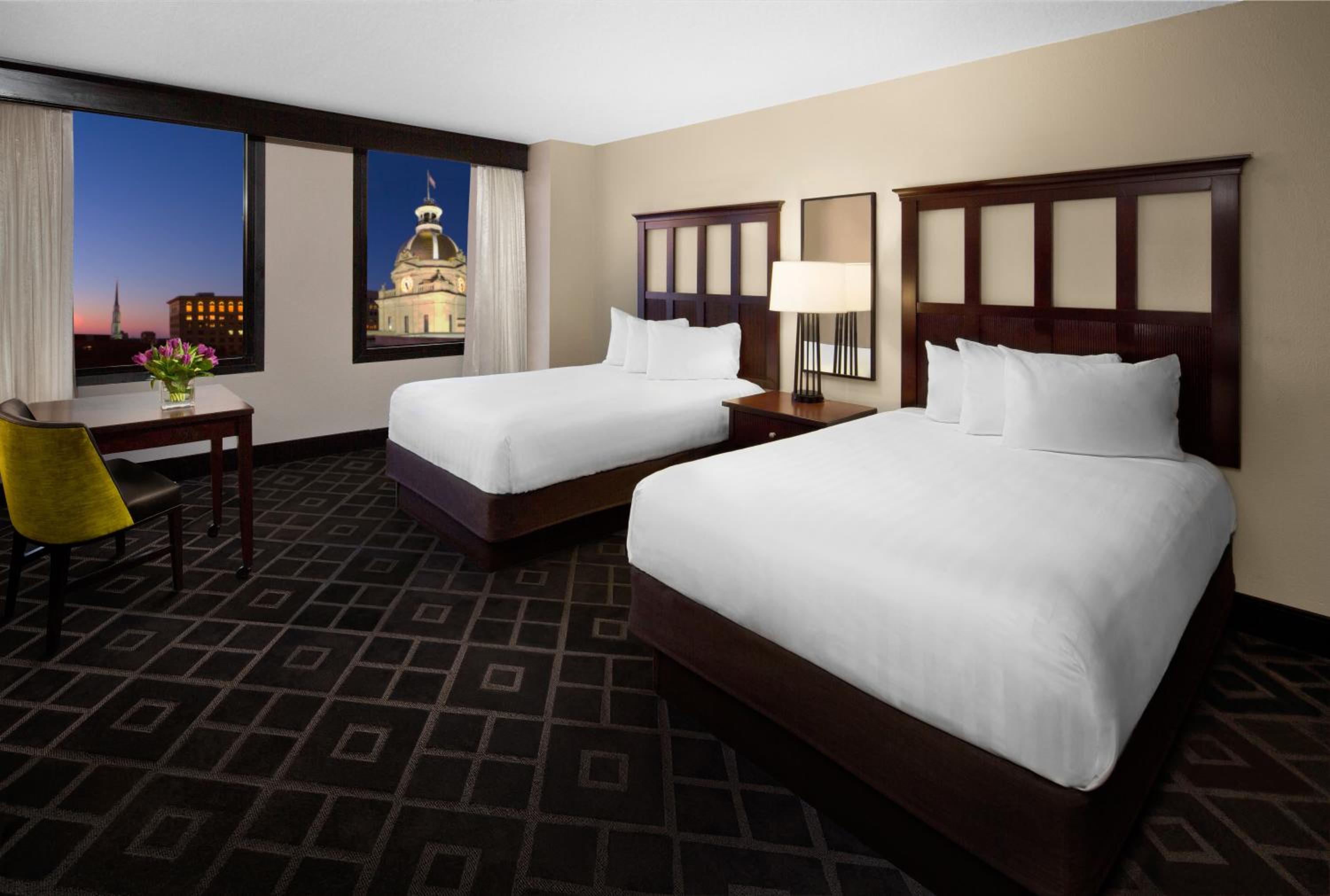 Double Room with Two Double Beds and City View  - Photo 3