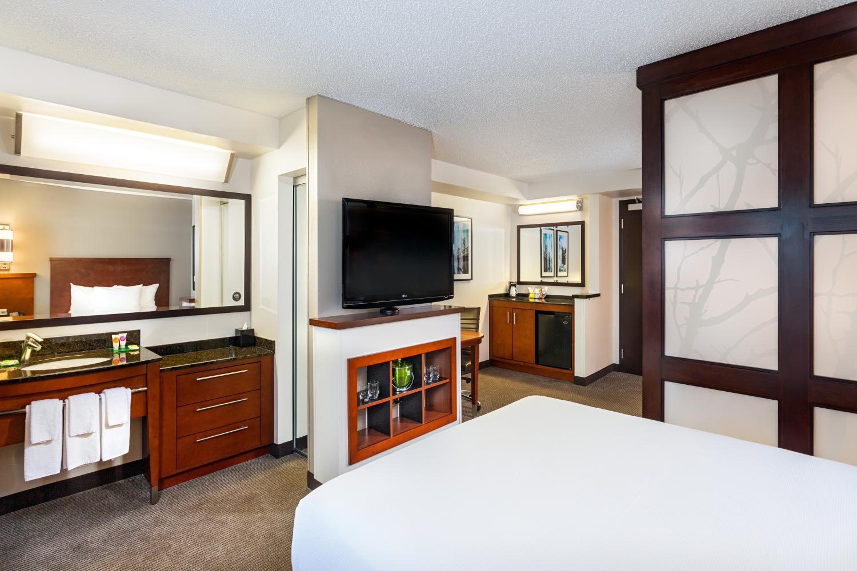 Queen Room with Two Queen Beds and Sofa Bed - Photo 3
