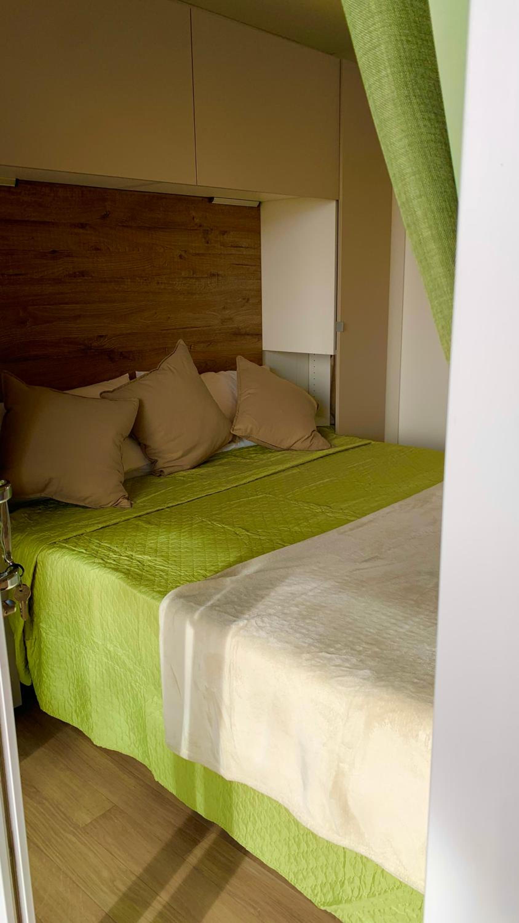 Mobile Home with Jacuzzi and Lake View photo 1