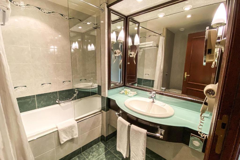 Suite - Photo 11