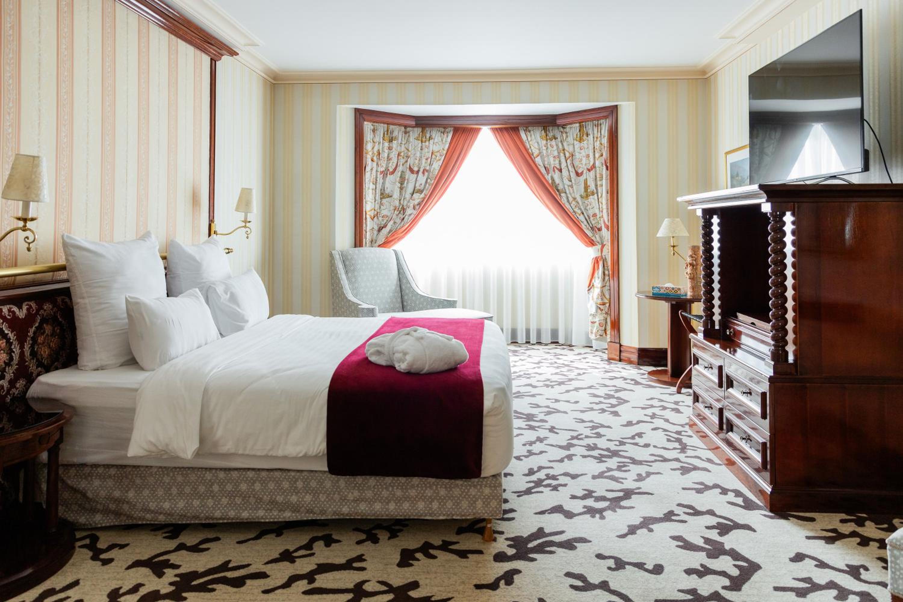 Suite - Photo 1