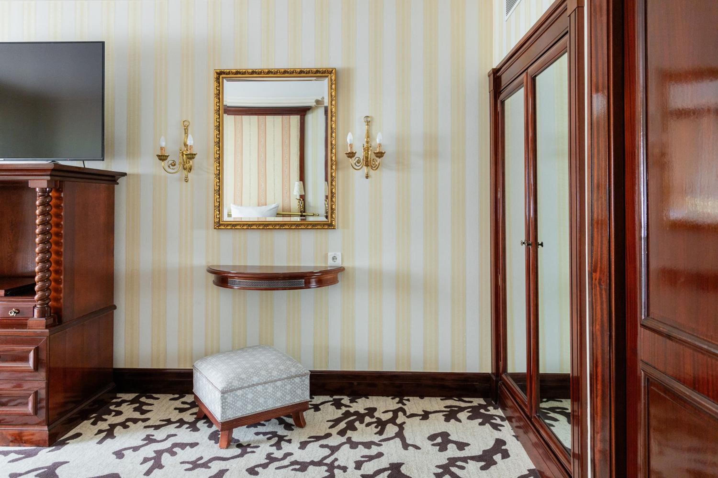 Suite - Photo 8