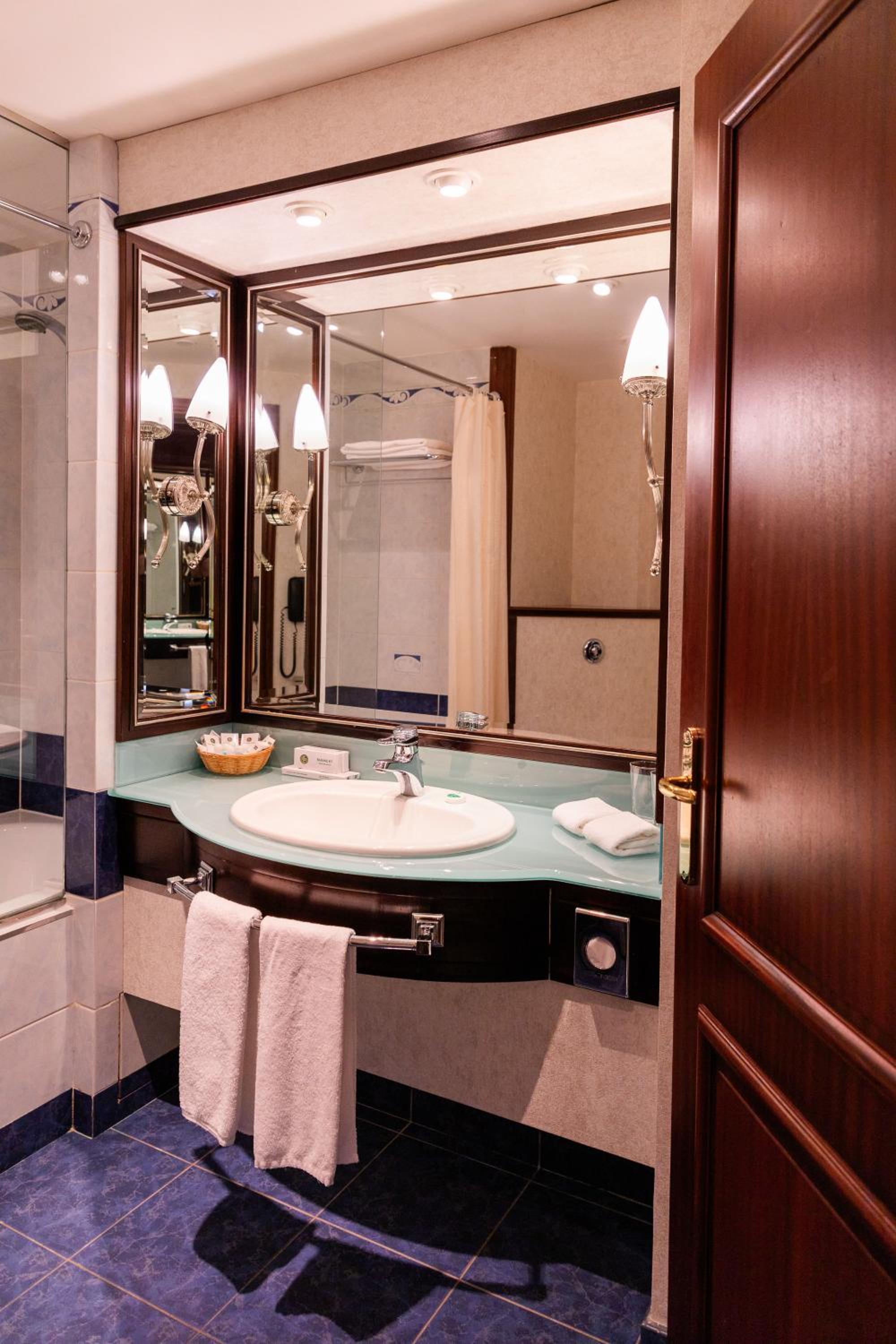 Standard Twin Room - Photo 6