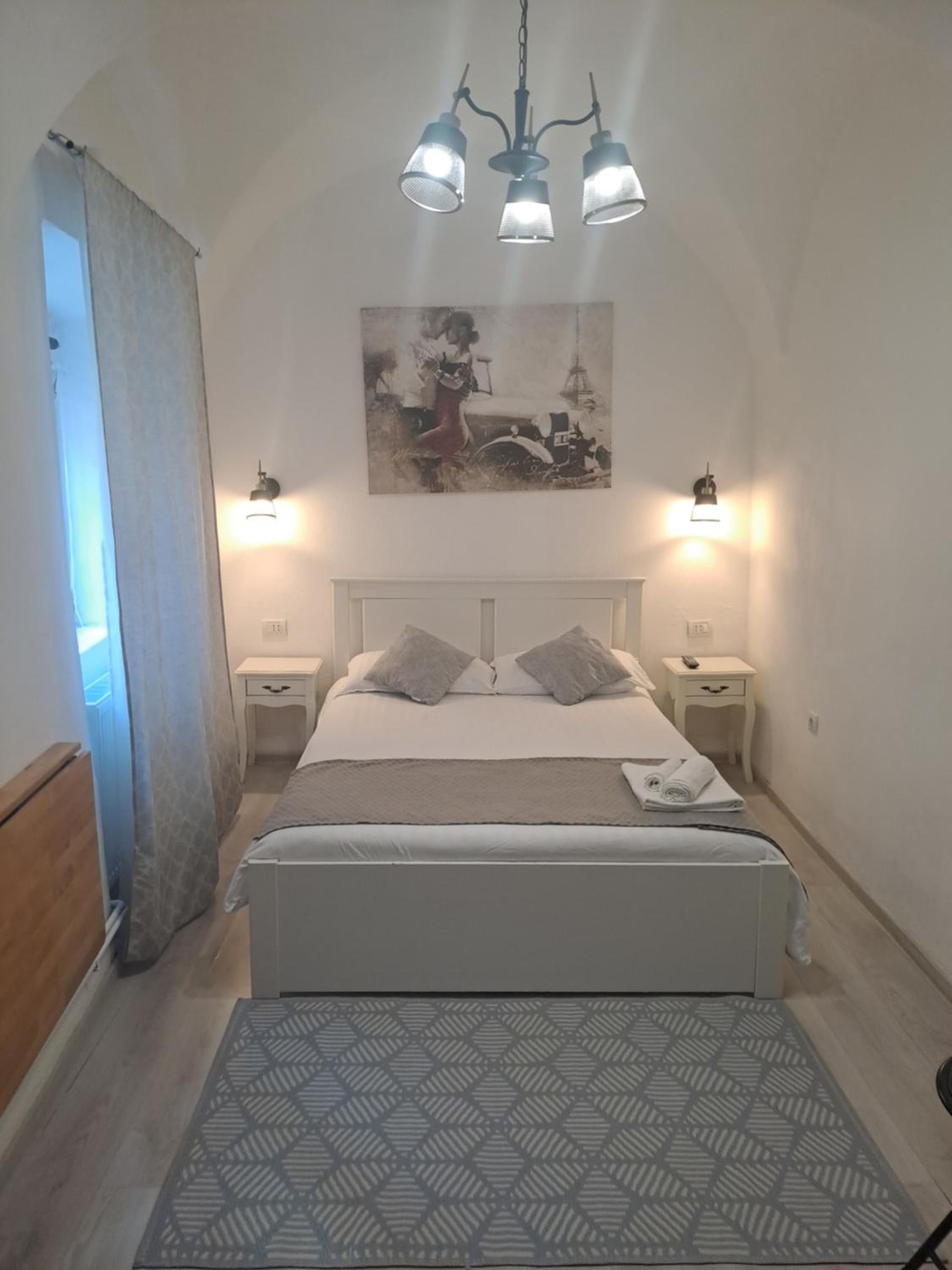 One-Bedroom Apartment - Photo 11