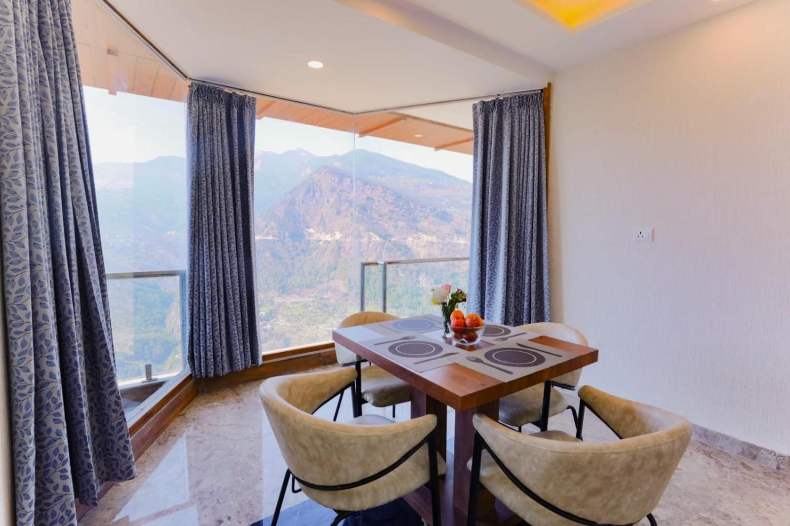 Luxury Suite Mountain View Room with Private Balcony - Photo 4